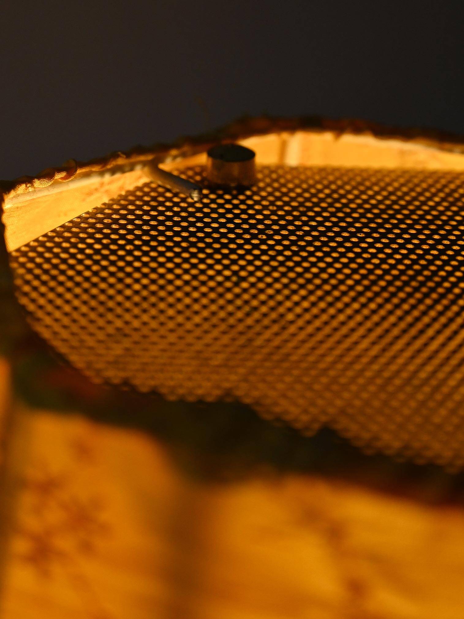 Lampadaire vintage en métal doré avec abat-jour jaune