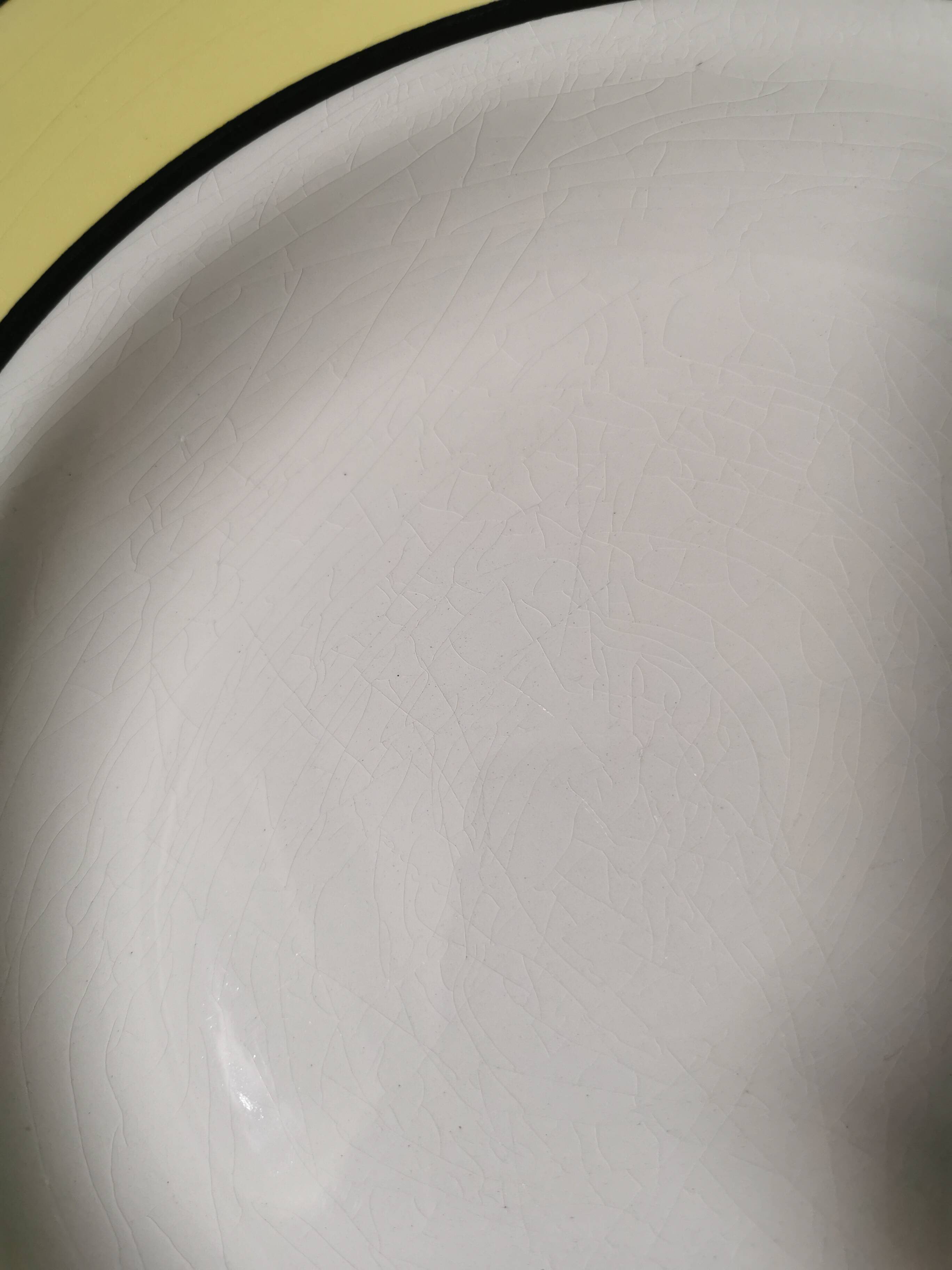 set of 5 soup plates / circle / yellow / black edges / Lunéville