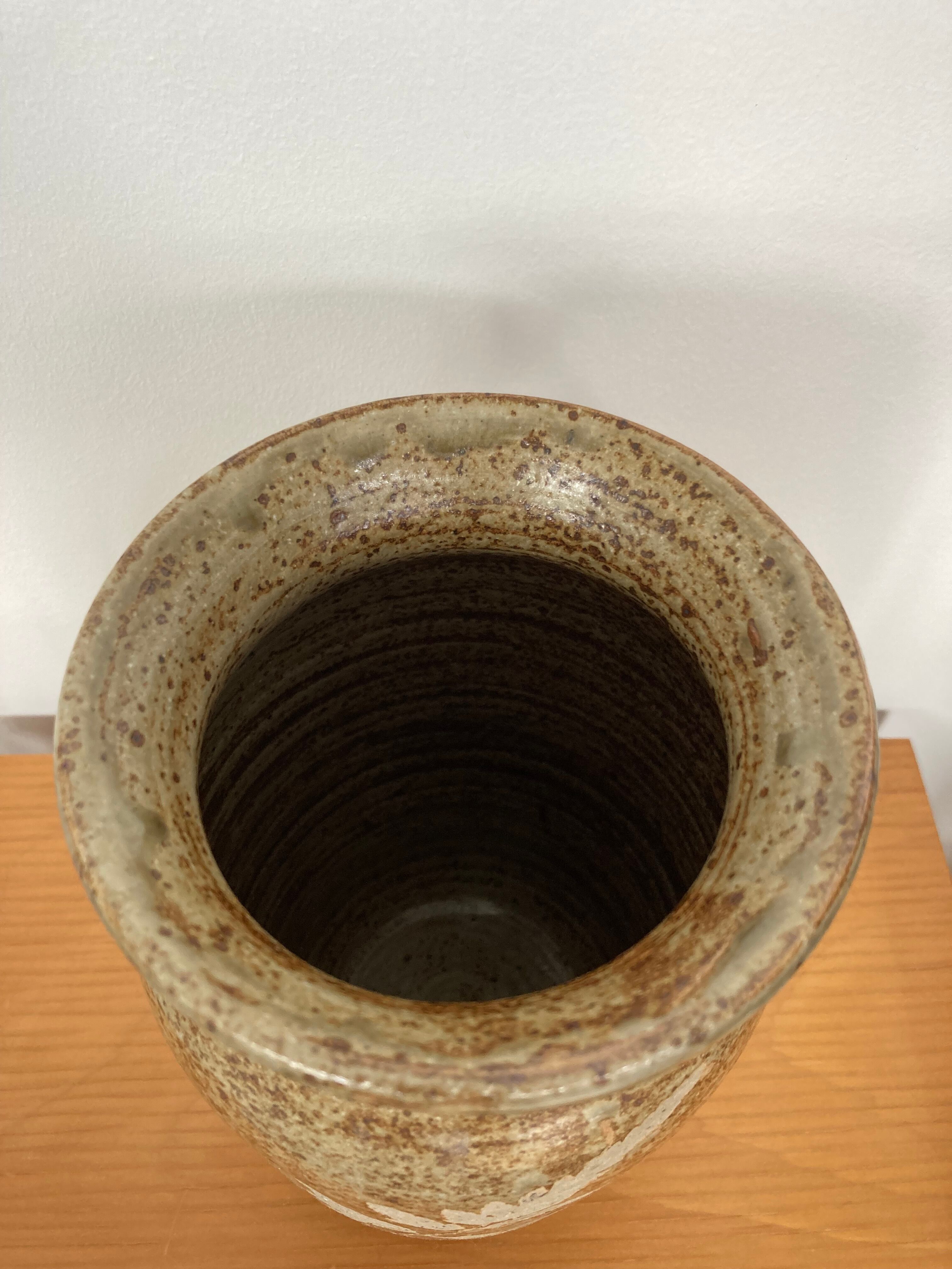 Vase en grès motif végétal
