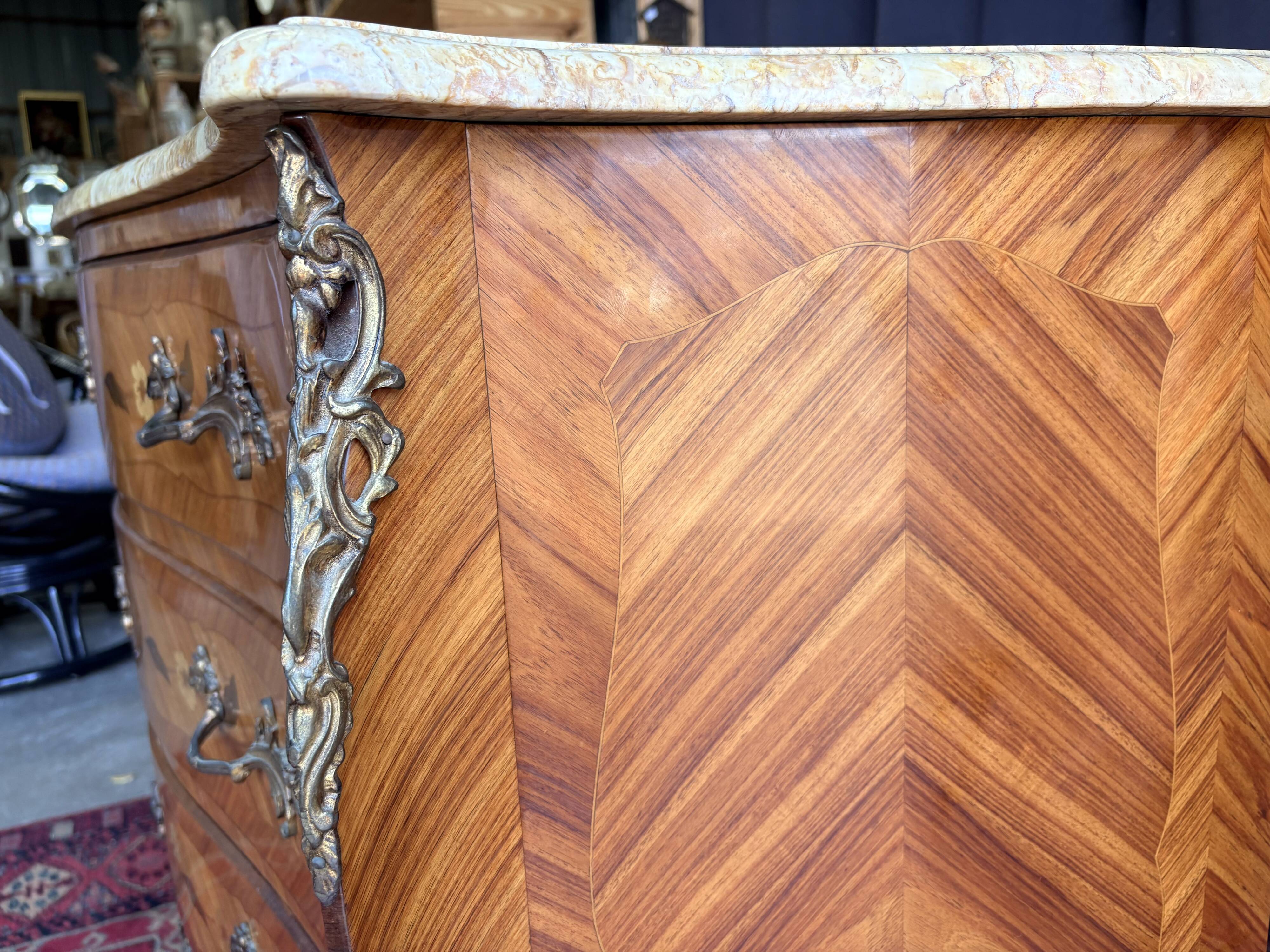 Commode galbée en marqueterie de style Louis XV, signée Marquant