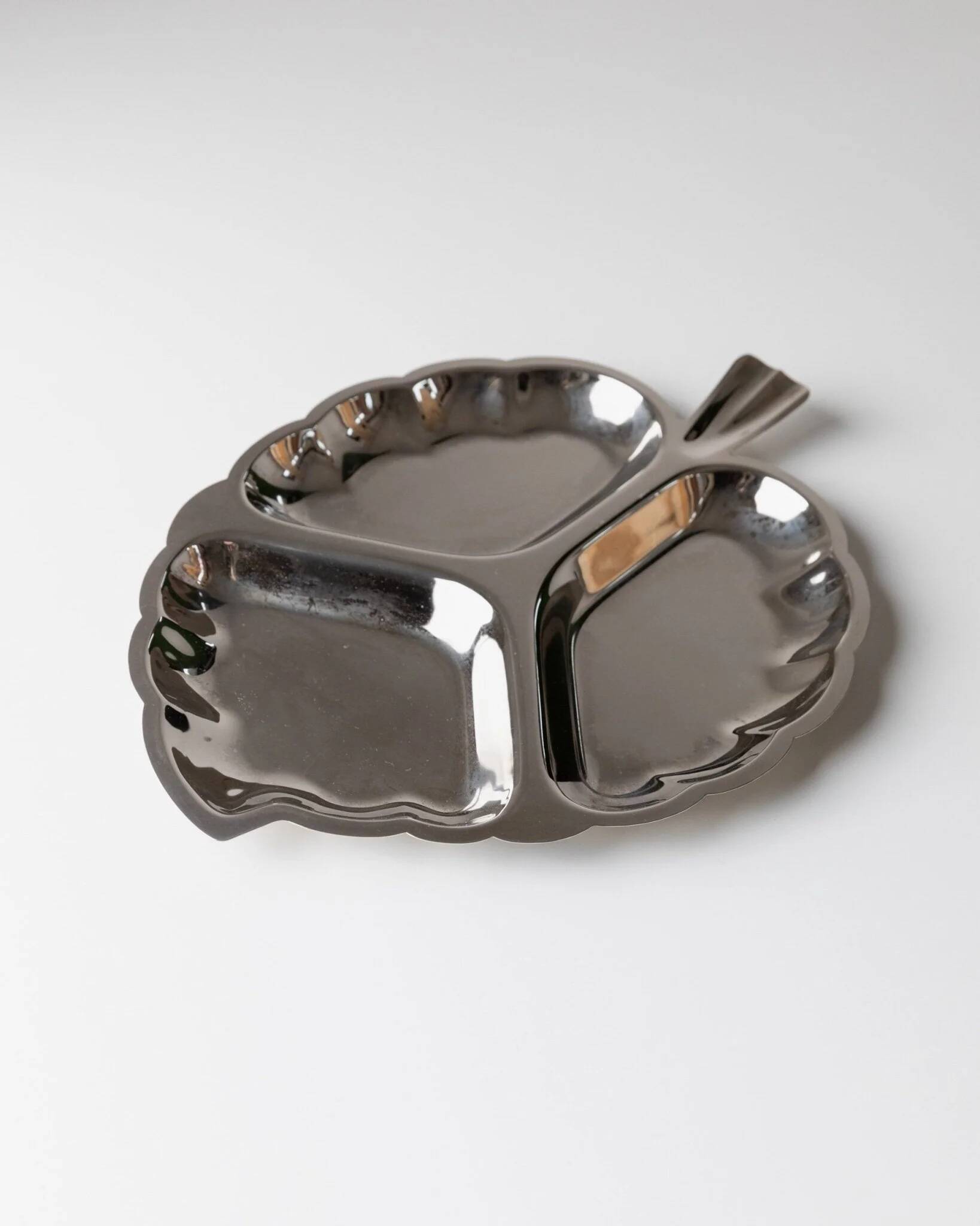 Silver-plated metal leaf-shaped tray with three compartments, Hollywood Regency Italian 1970s, elegant serving platter