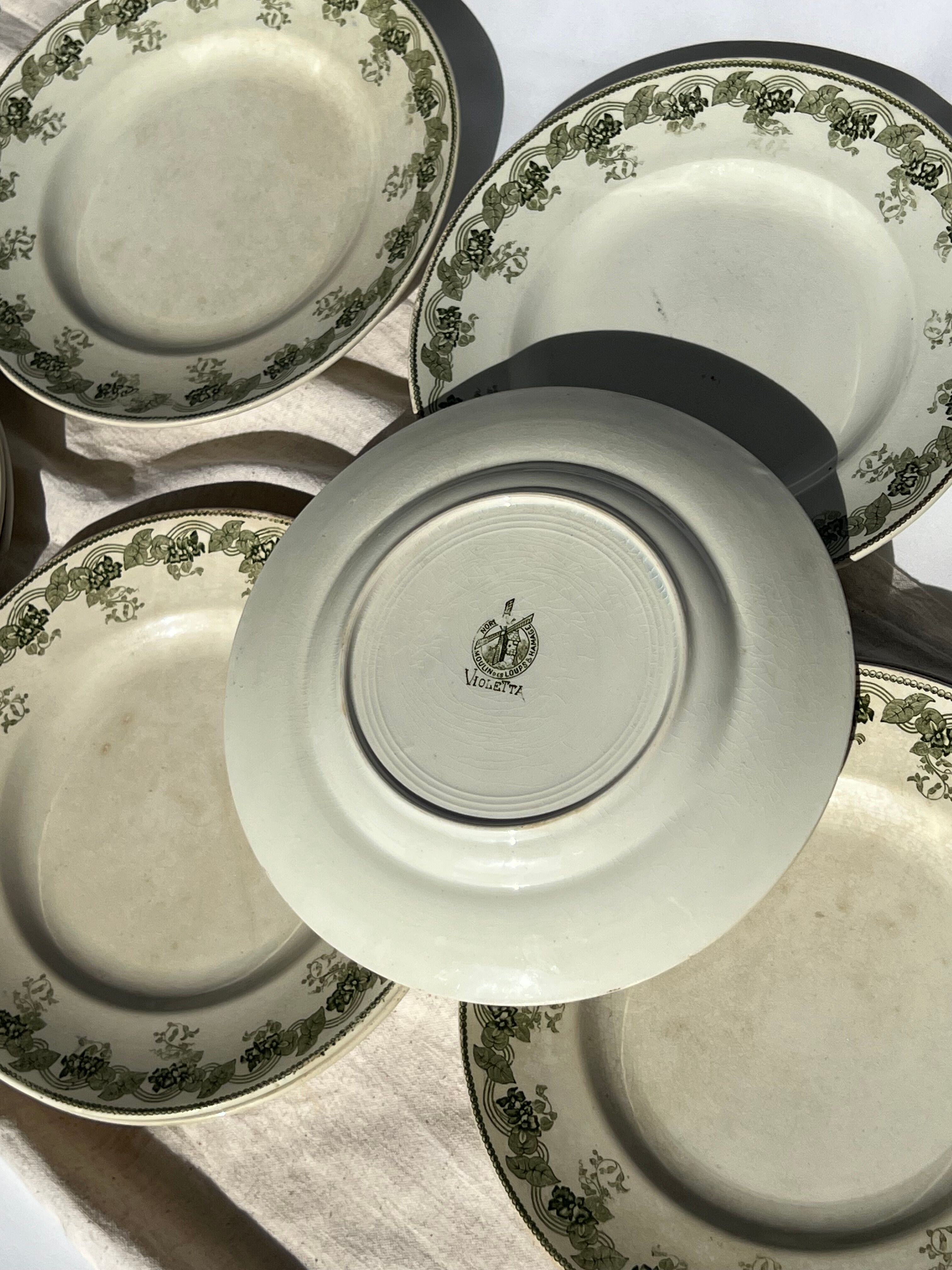Moulin Des Loups & Hamage 12 plates model "Violetta" early twentieth century