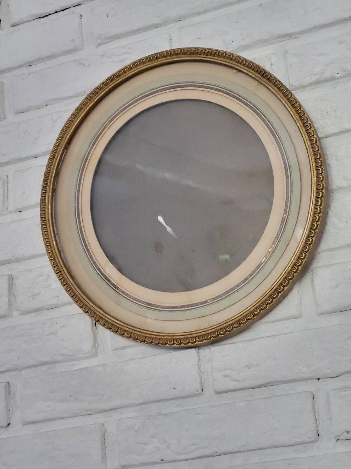 Round gilded wooden frame