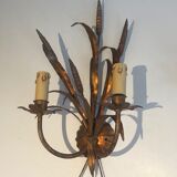 Paire d'appliques en métal doré aux epis de blé. travail français. vers 1970