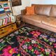 Tapis en laine tissé à la main, fond noir avec fleurs colorées