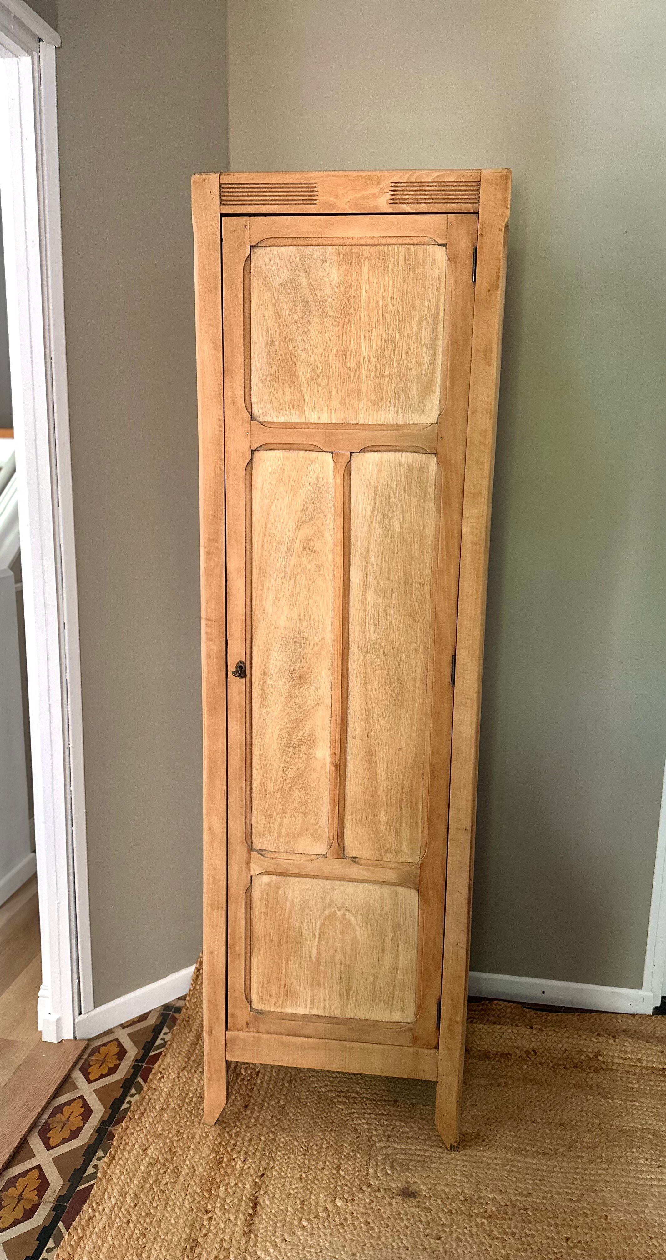 Parisian wardrobe bonnetière