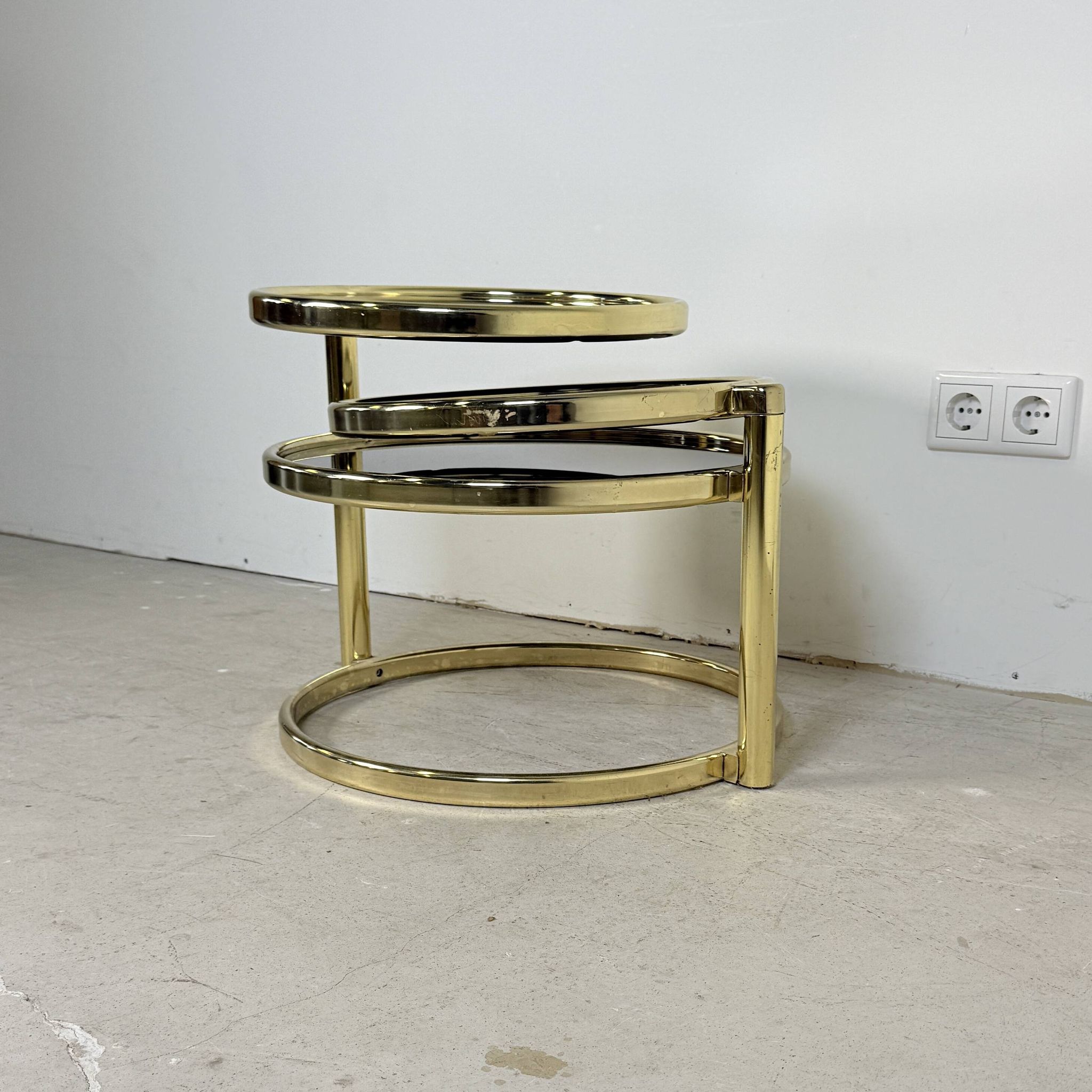 Table basse à cascade pivotante Hollywood Regency vintage avec verre noir