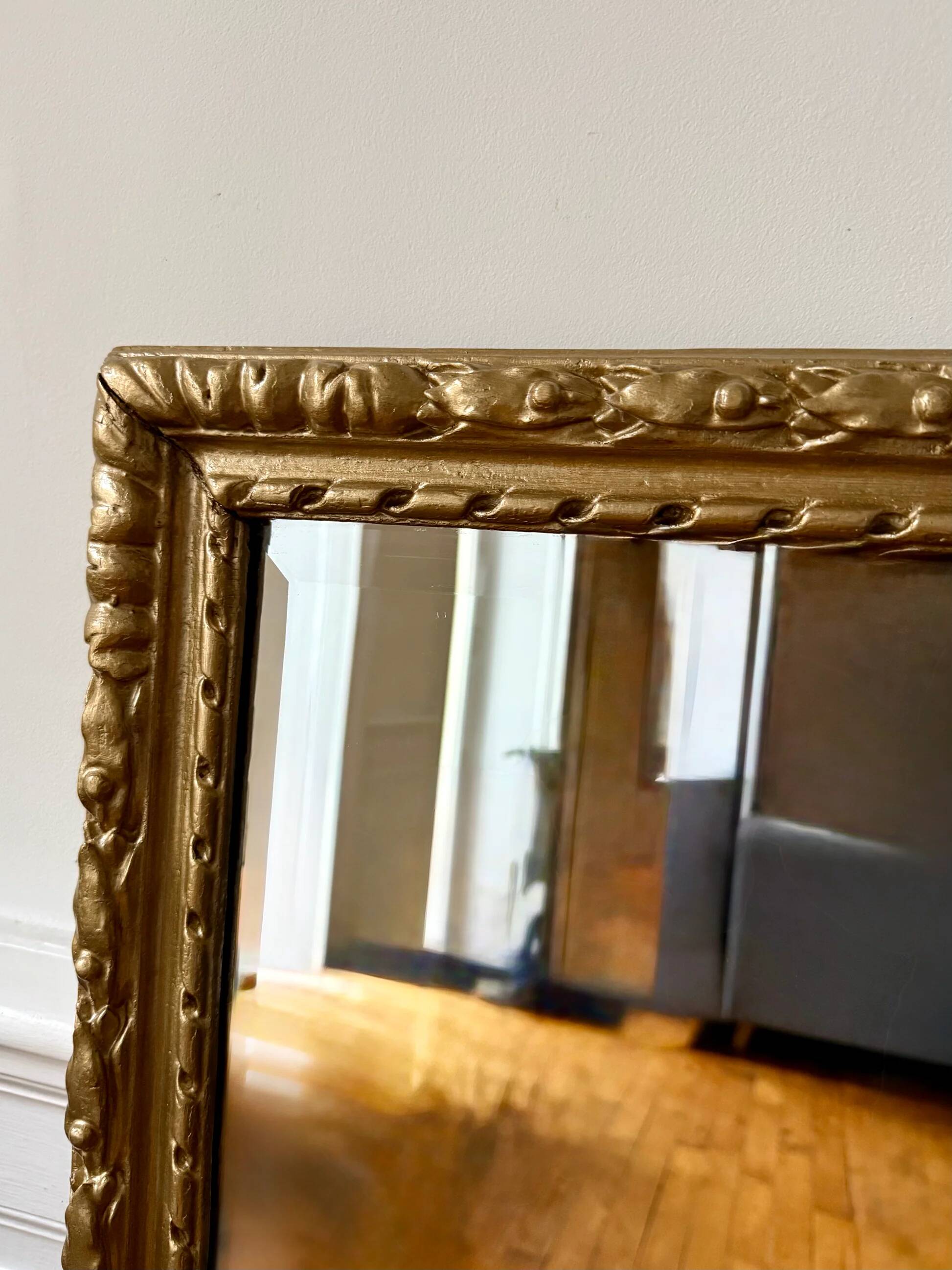 Bevelled mirror in carved gilded wood