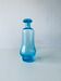 Carafe en verre bleu