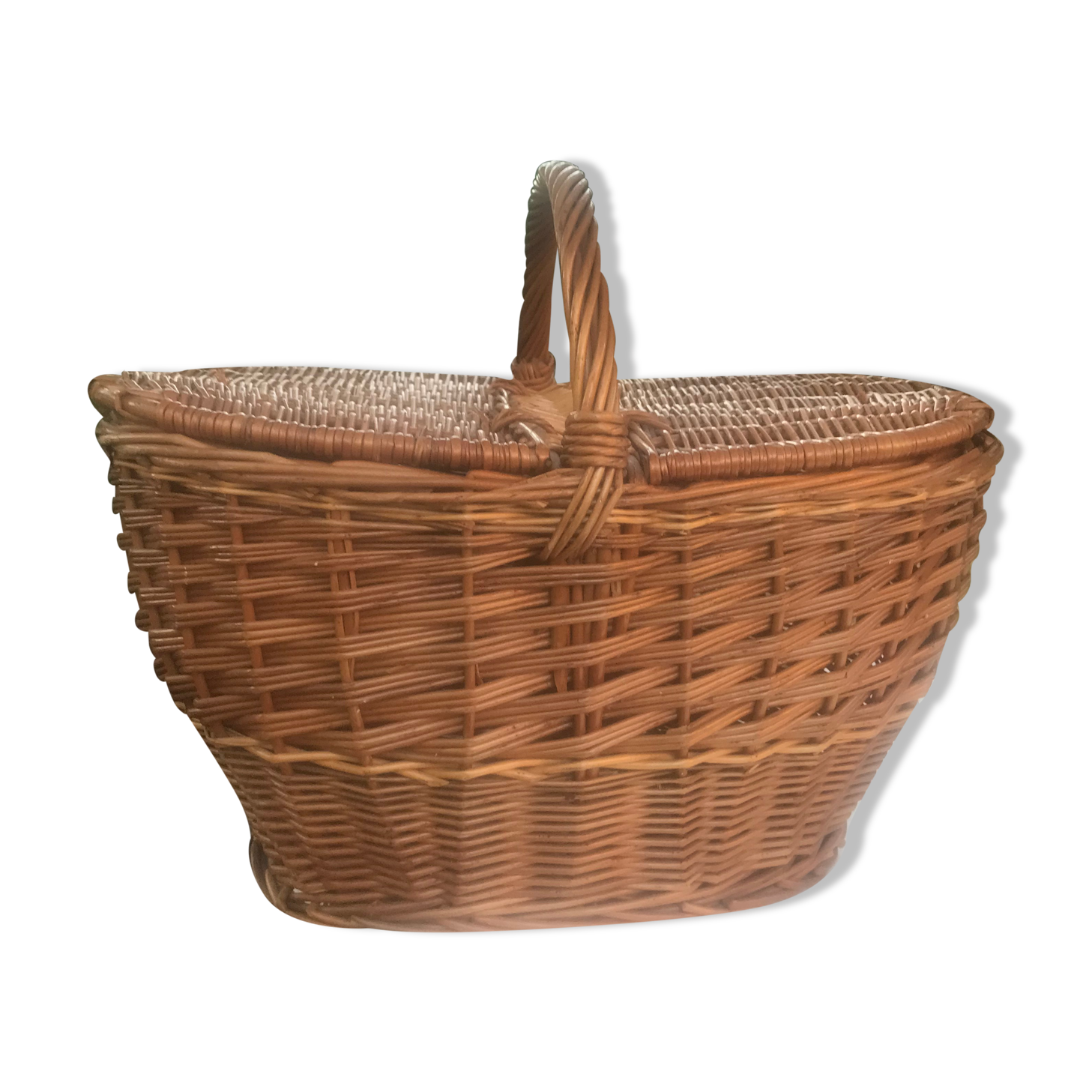 Wicker basket with lid