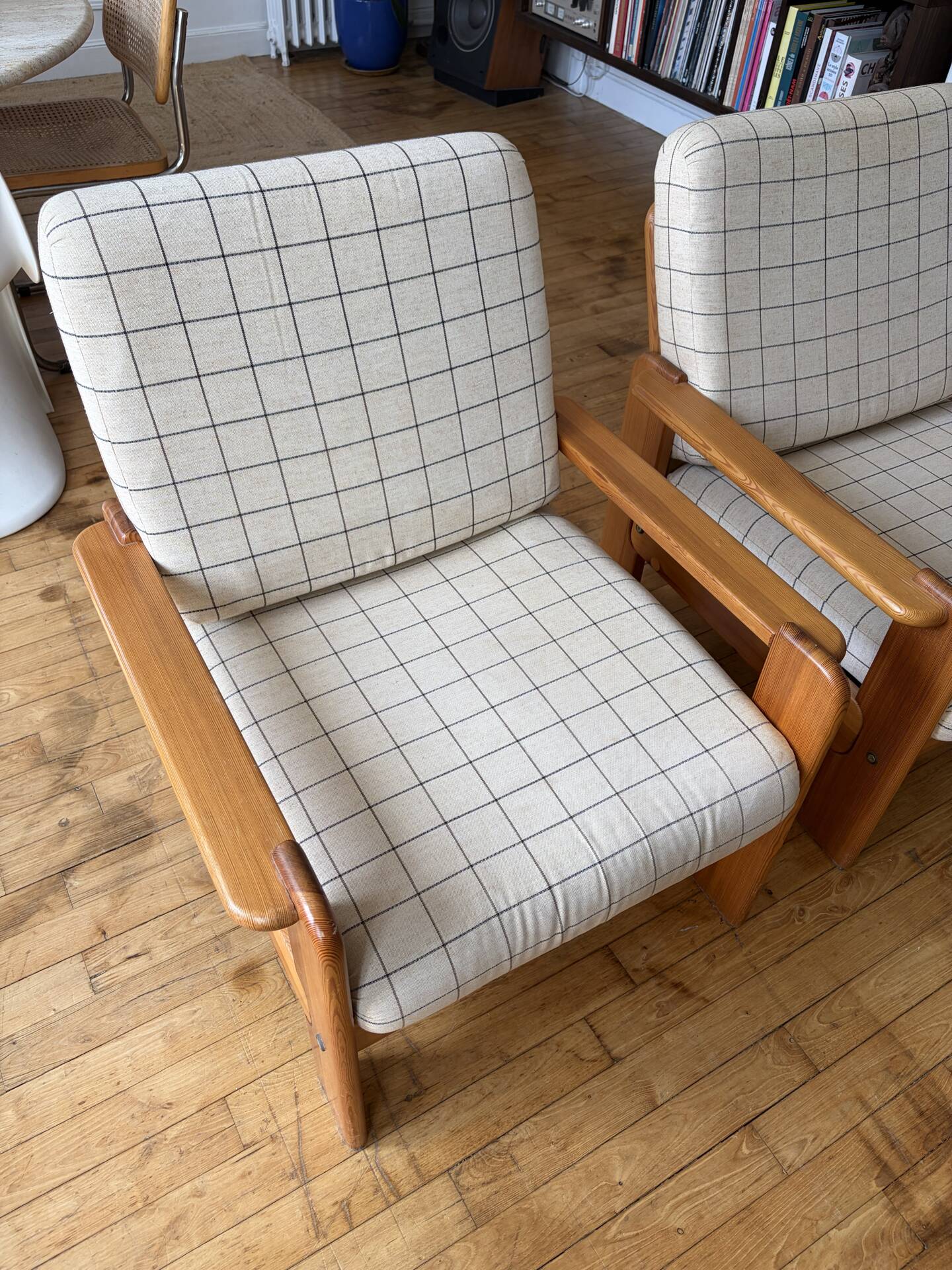 Paire de fauteuils en pin vintage 