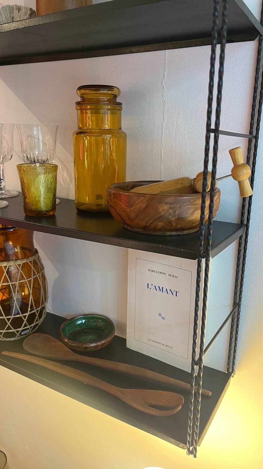 Étagère murale en tôle