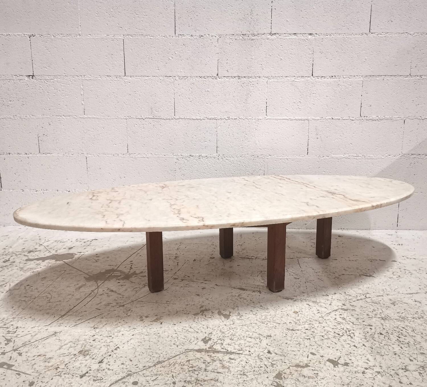 Large oval marble coffee table, 1960