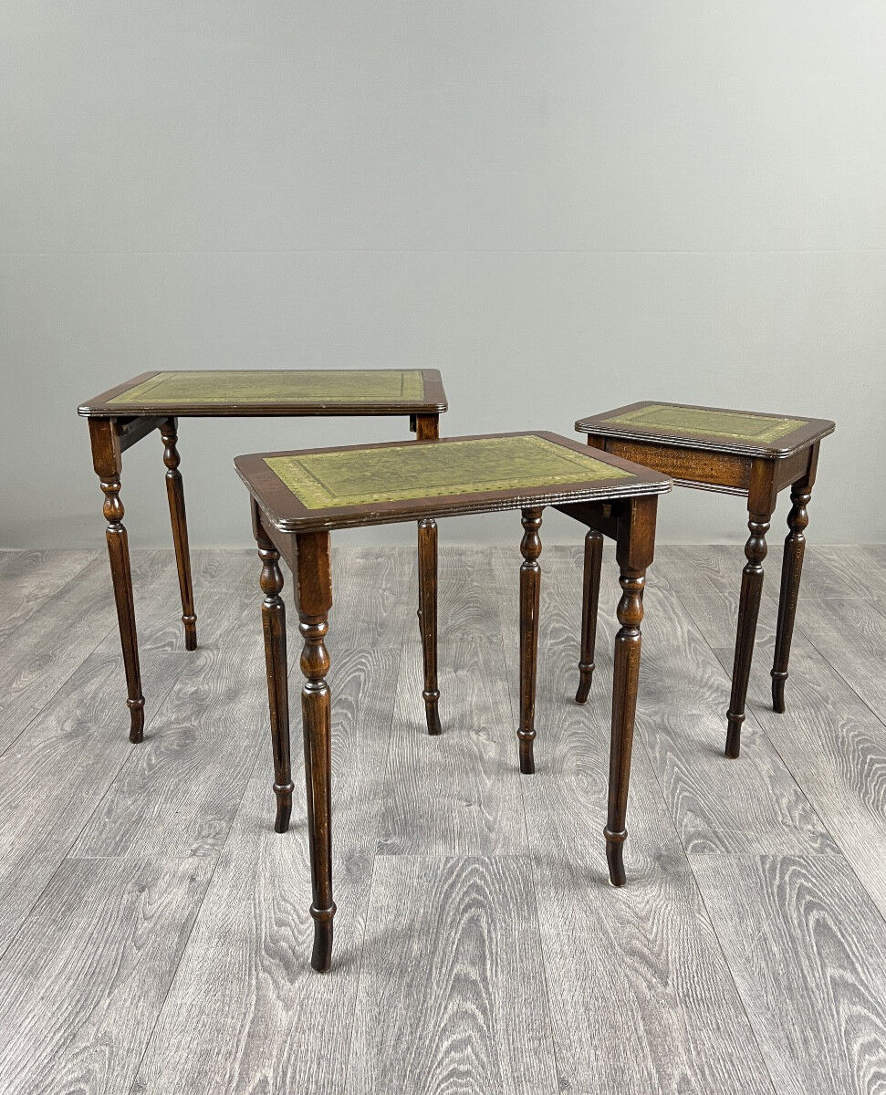Set of 3 nesting tables in wood and green leather, 20th Century