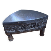 Table basse indienne Chakki ancienne en bois massif – Forme triangulai