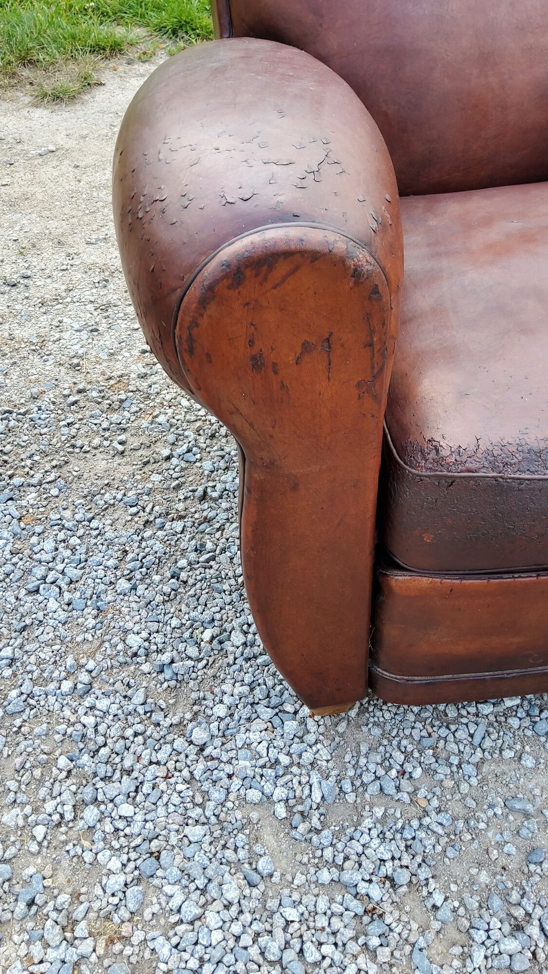Paire de fauteuils club en cuir brun des années 30