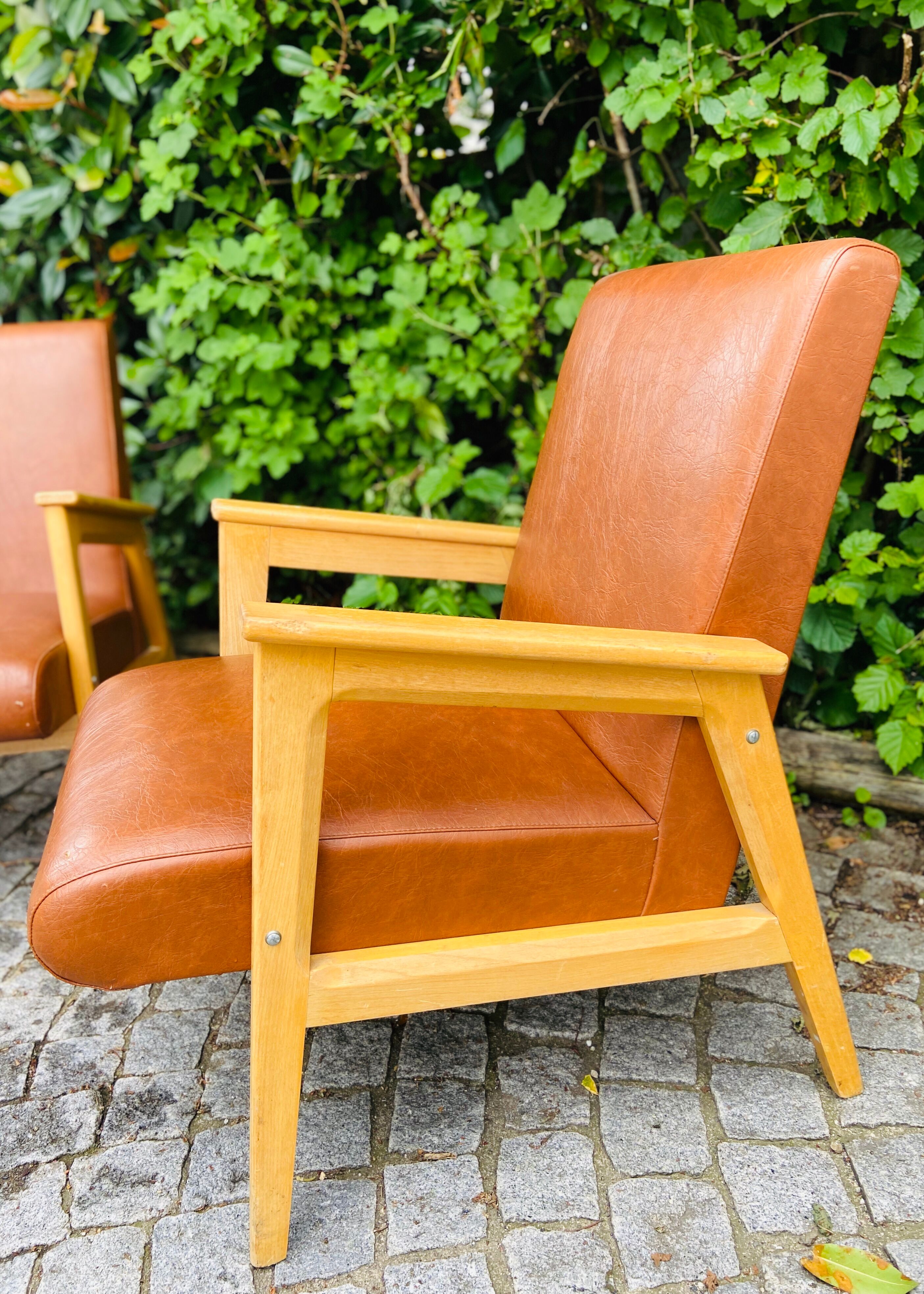 Paire de fauteuils des années 50 en skaï marron