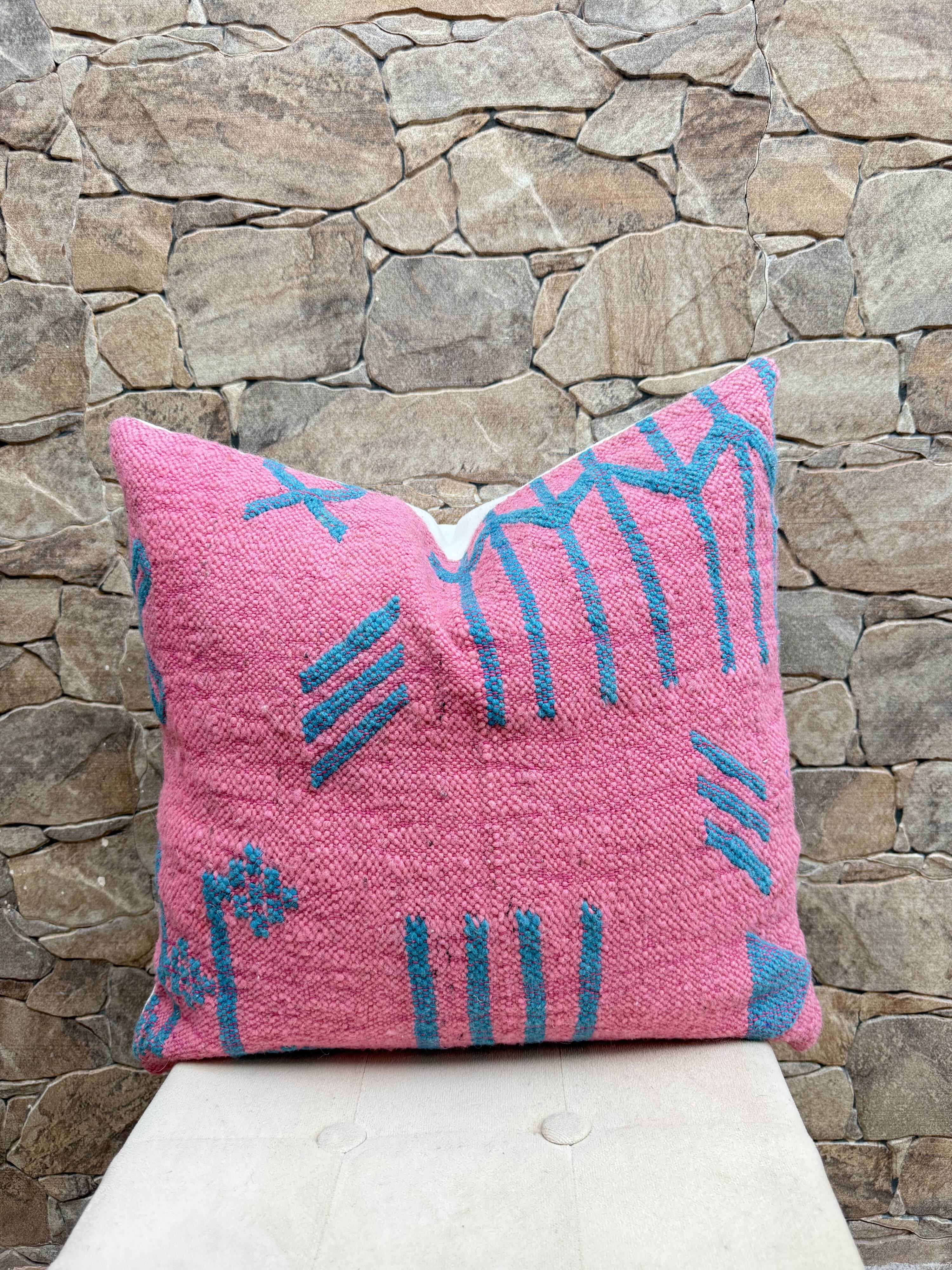Coussin Kilim en laine berbère fait main : Coussin de sol marocain