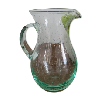 Pichet en verre vert bullé