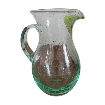 Pichet en verre vert bullé