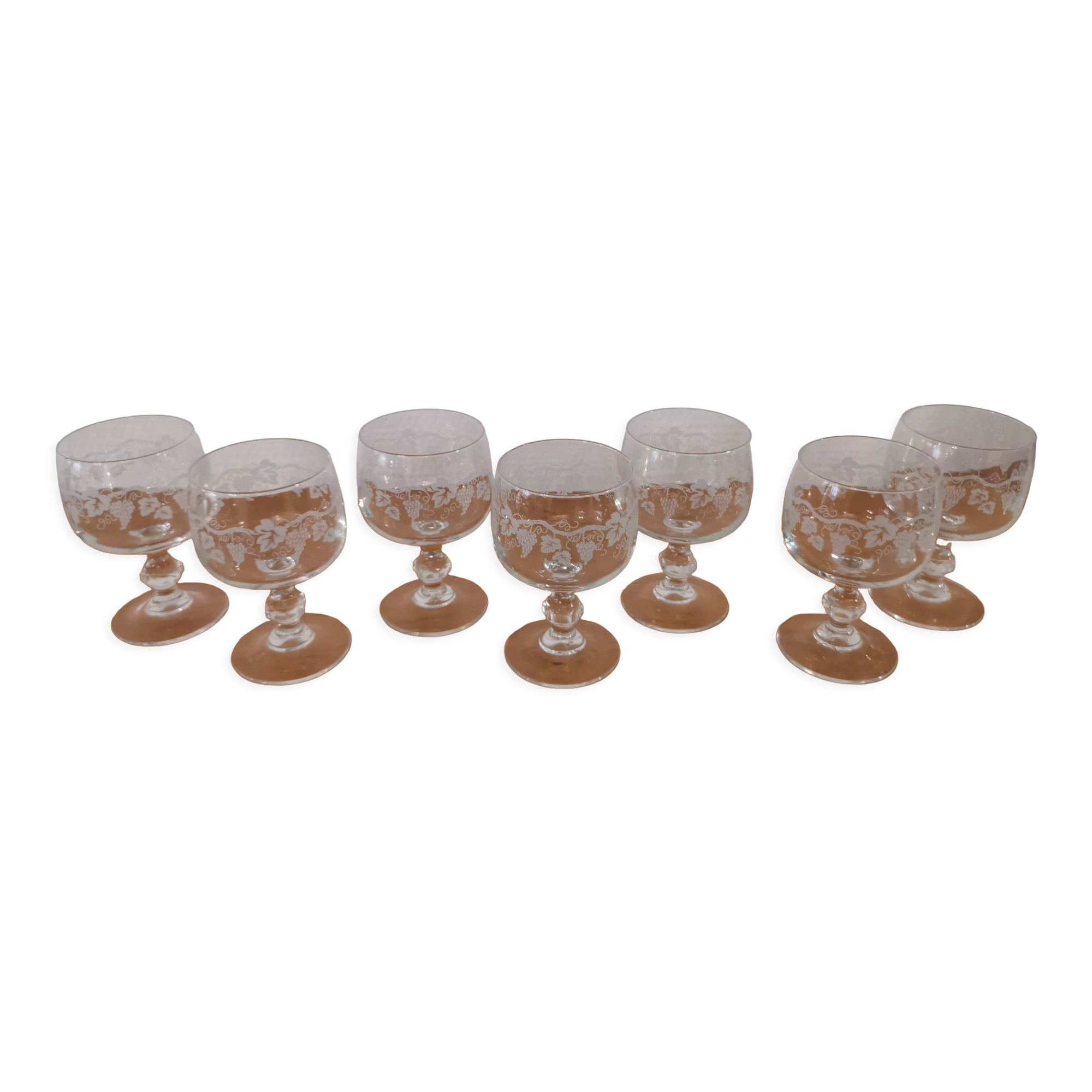 Set of 7 white wine glasses on feet, grape decoration and Luminarc vine shoot