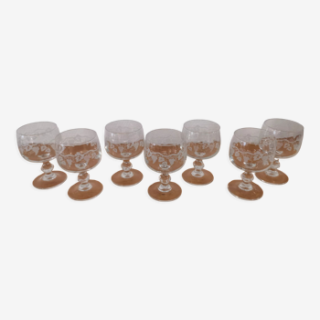 Set of 7 white wine glasses on feet, grape decoration and Luminarc vine shoot