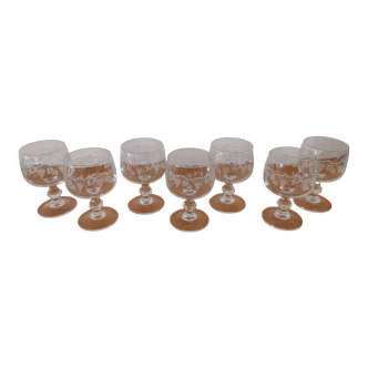 Set of 7 white wine glasses on feet, grape decoration and Luminarc vine shoot