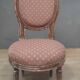 Chaise basse de style Louis XVI