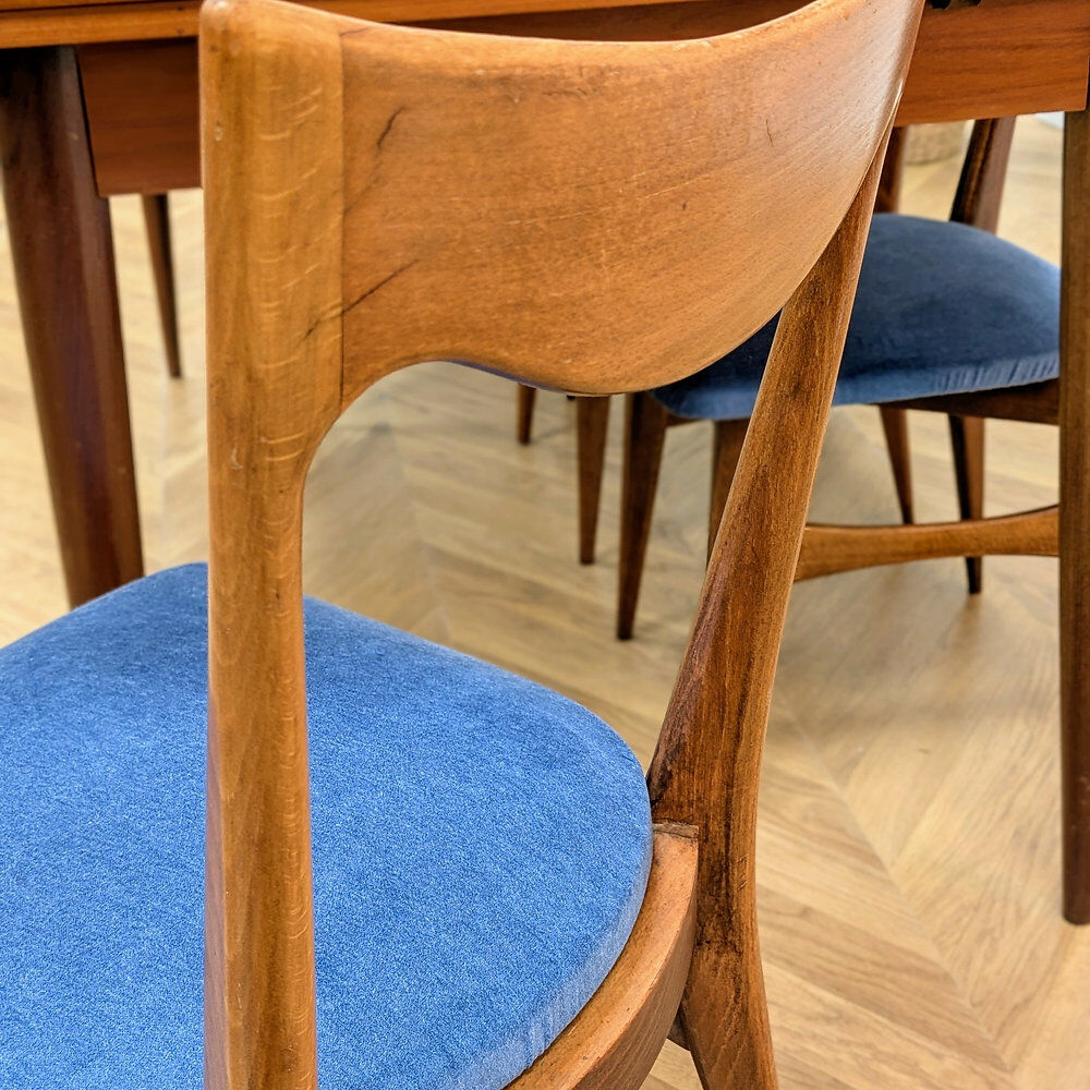 Set of 6 Scandinavian chairs in oak and blue fabric.