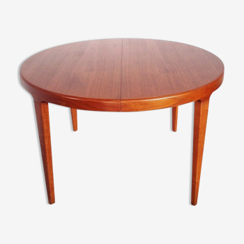 Extending teak round table