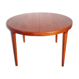 Extending teak round table