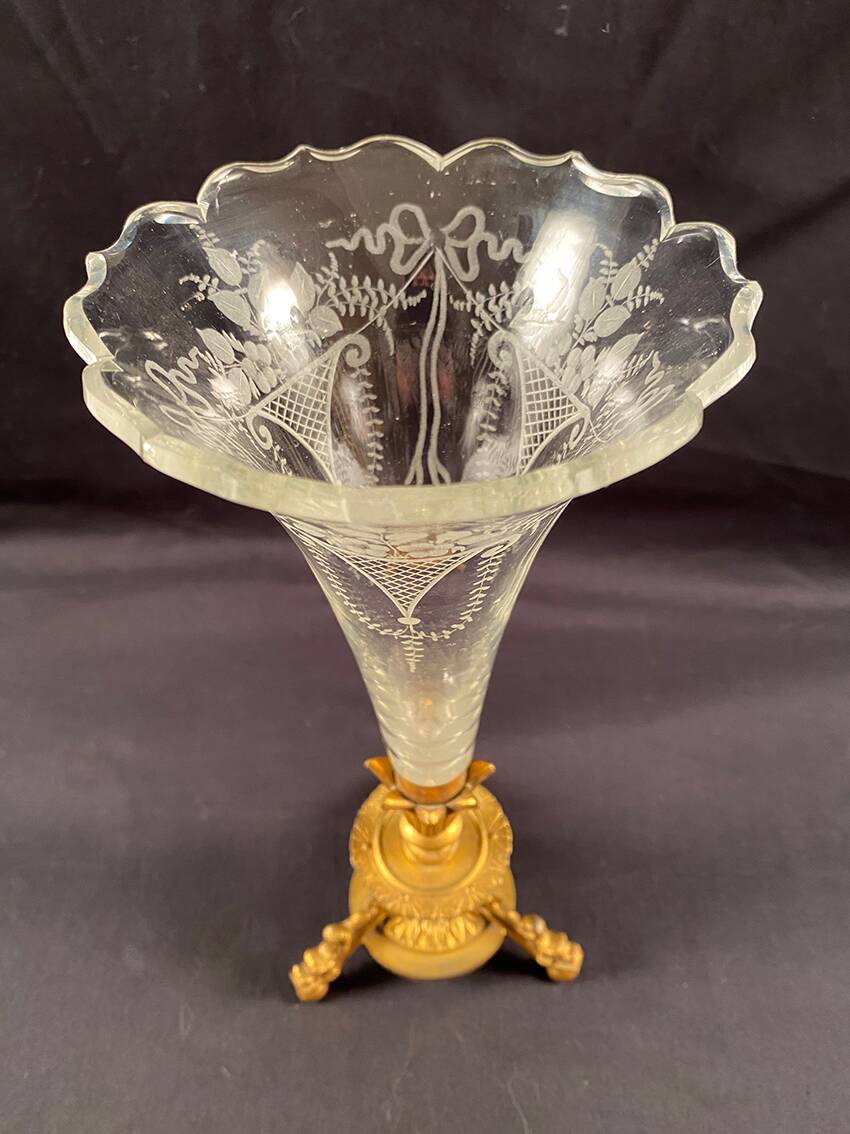 Cornet vase in gilded bronze and engraved crystal