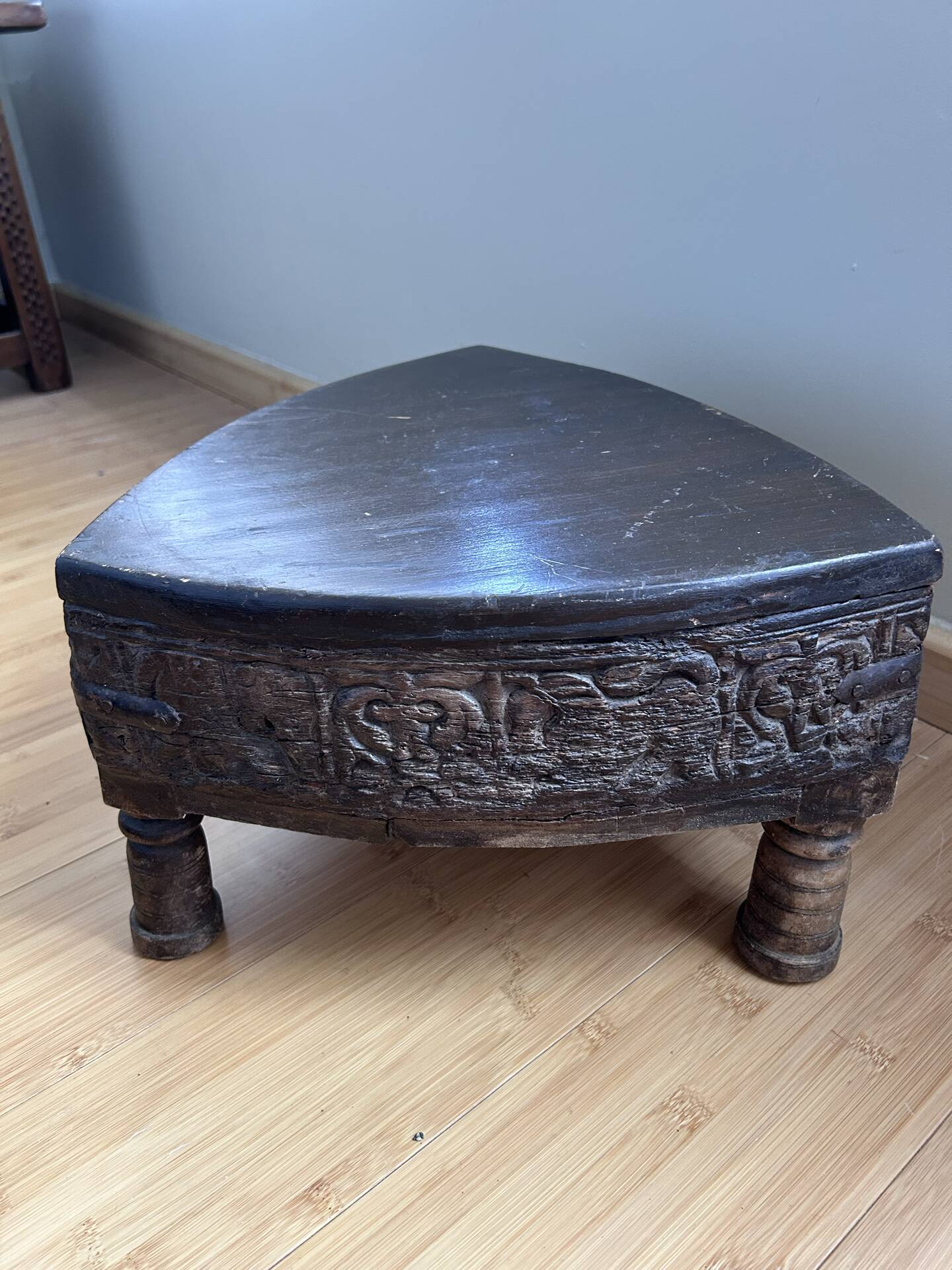 Indian antique Chakki coffee table in solid wood – Triangular shape