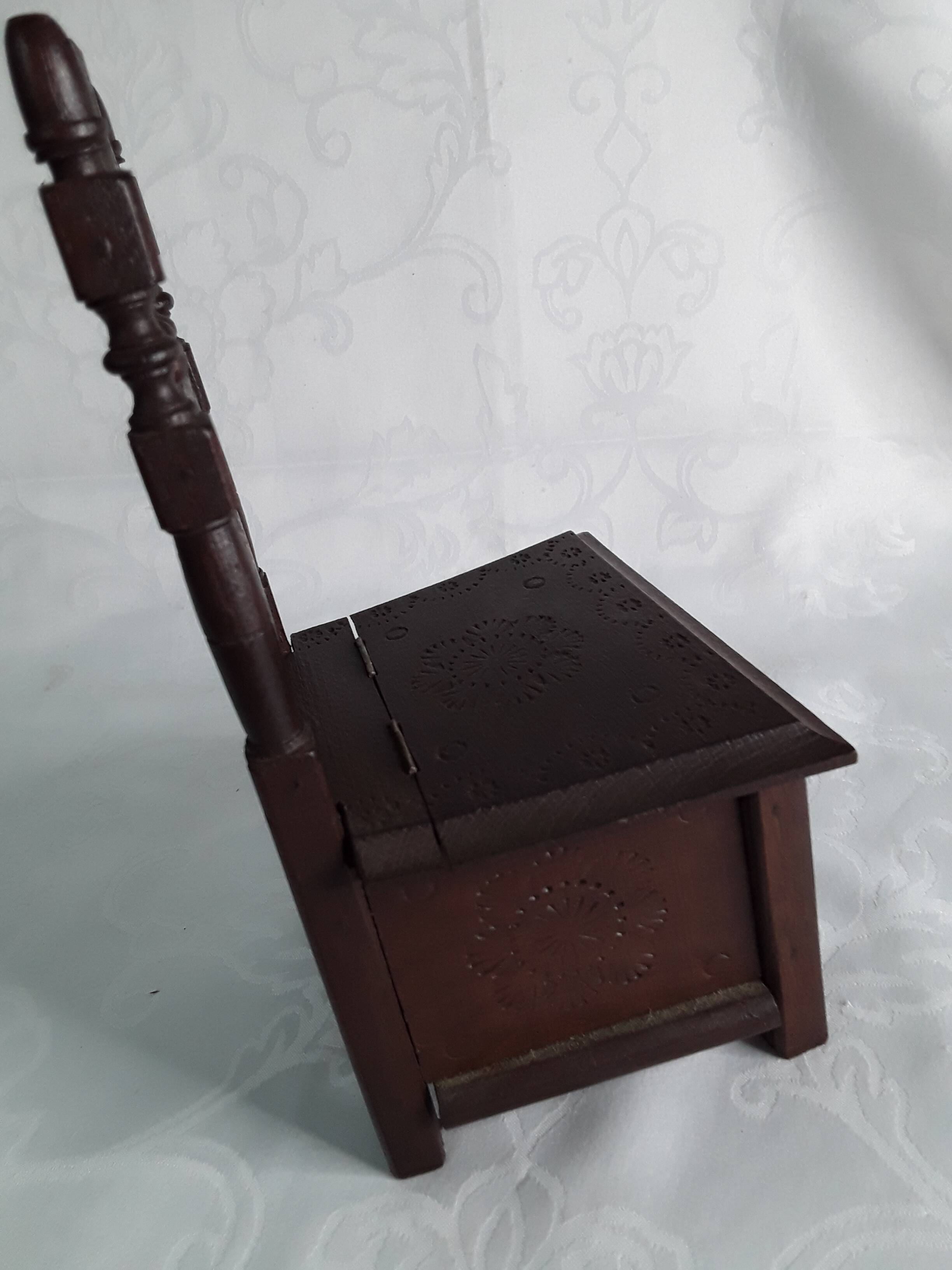 Ancienne Chaise bretonne en bois sculpté