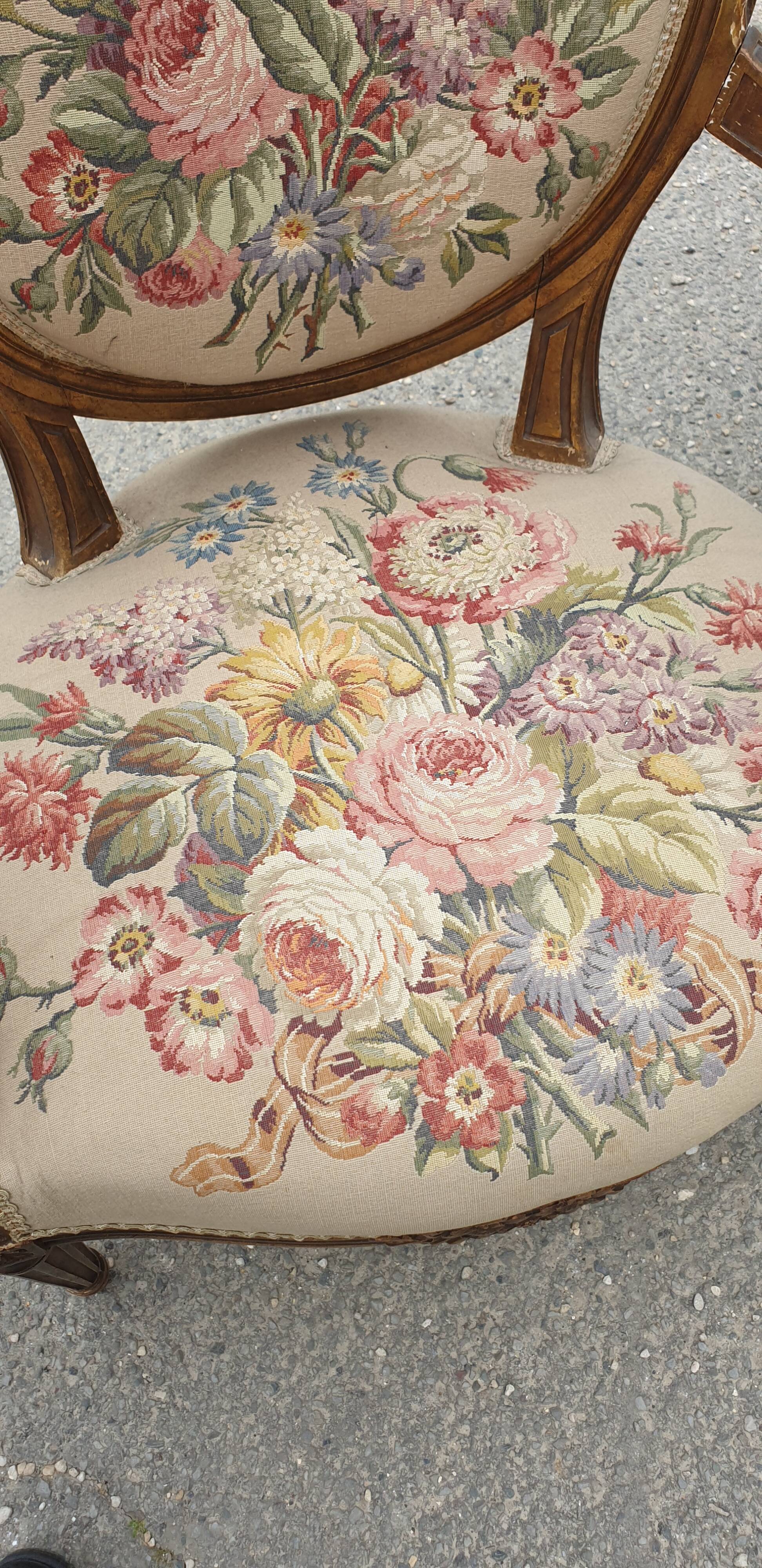 Fauteuil en bois doré à dossier médaillon de style louis xvi