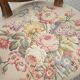Fauteuil en bois doré à dossier médaillon de style louis xvi