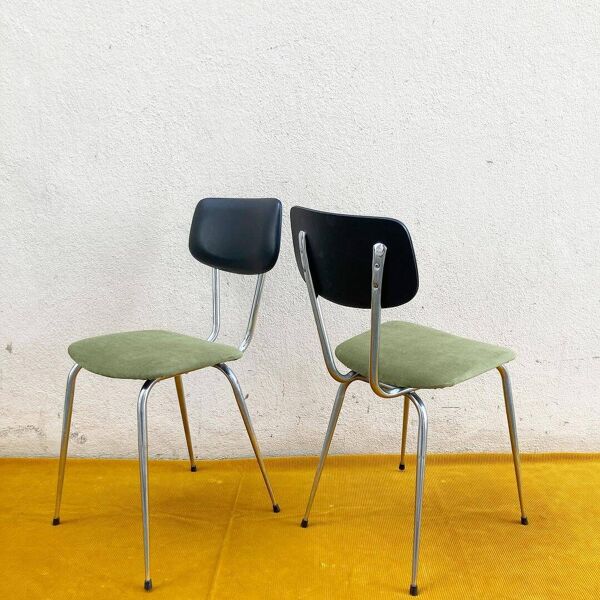 Paire de chaises en métal chromé, skaï noir et velours vert, années 70