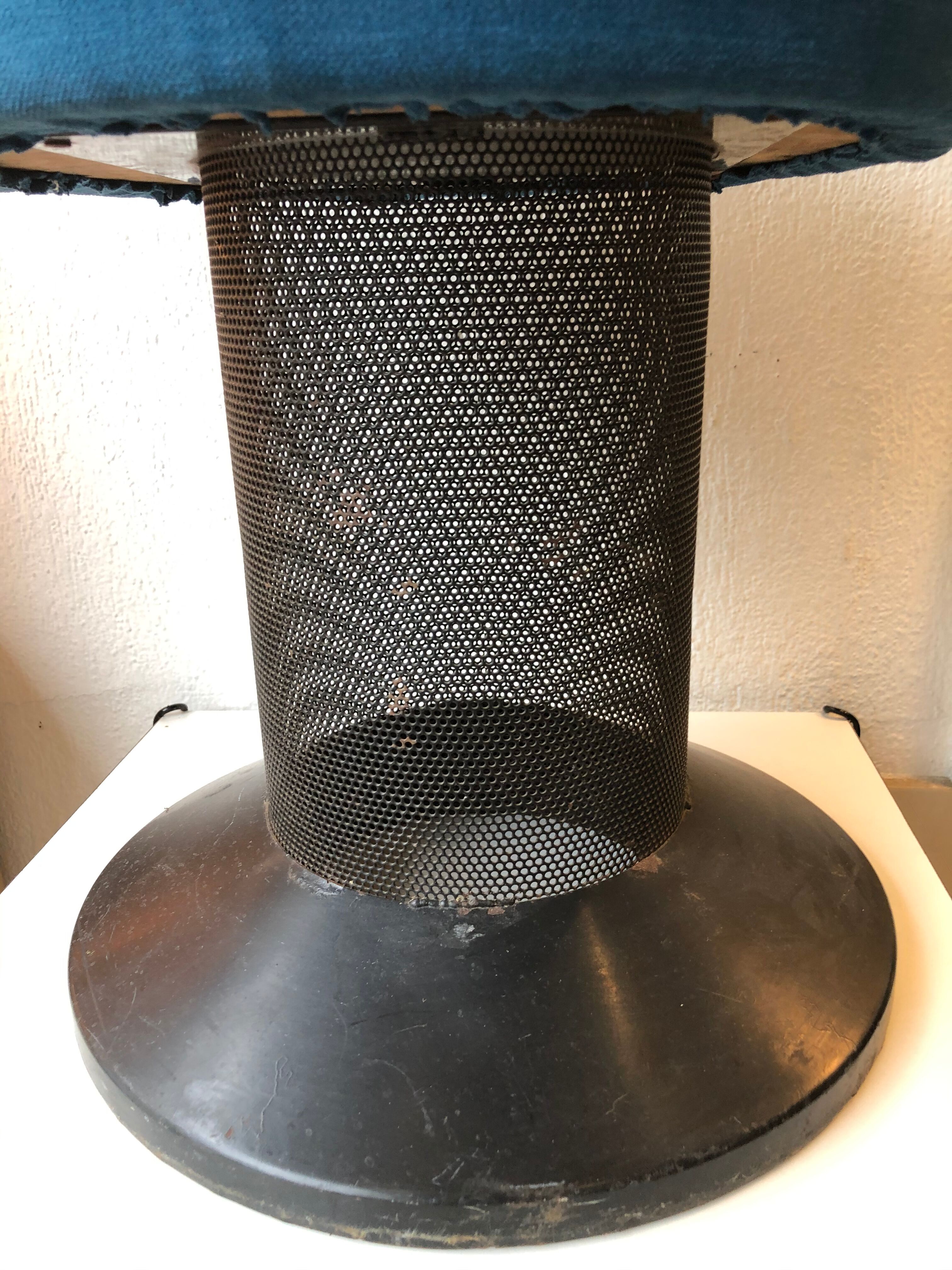 Tabouret ou pouf vintage en tôle perforée vers 1950