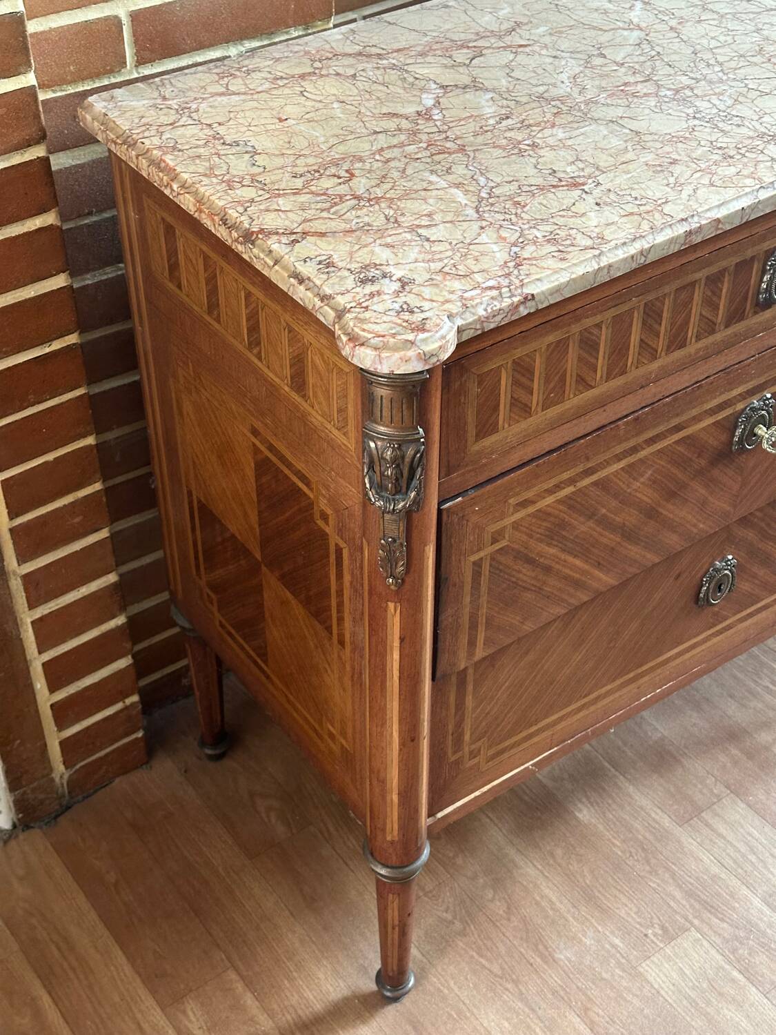 Louis XVI style chest of drawers, spinning top legs - transition style marquetry