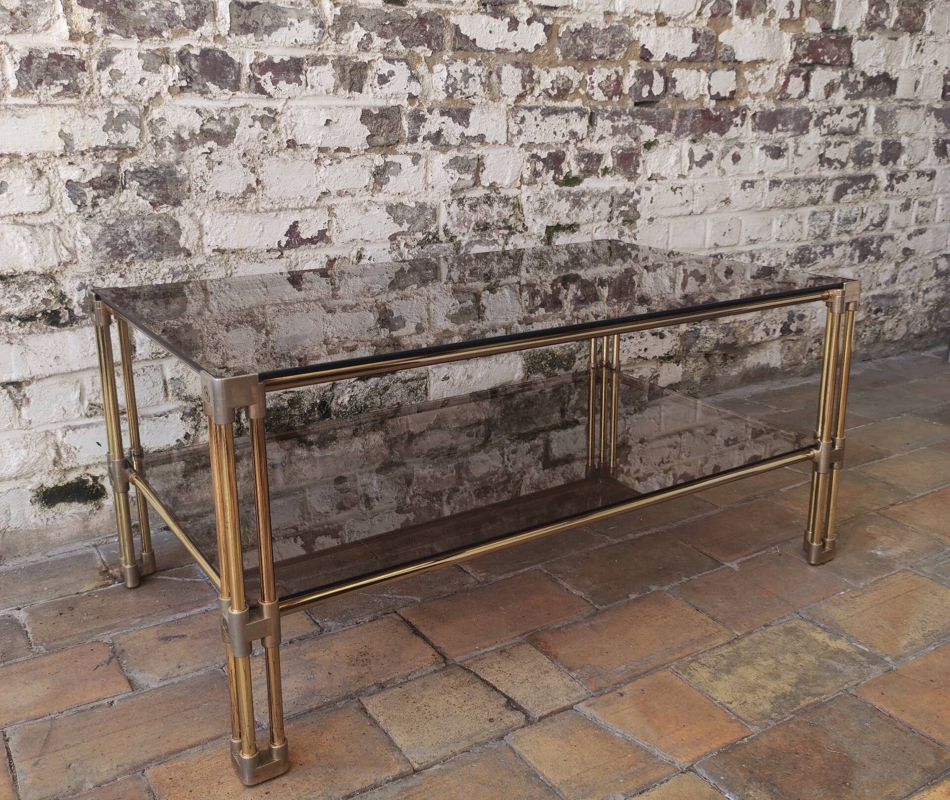 Table basse double plateau vintage en laiton et verre fumé – Années 70