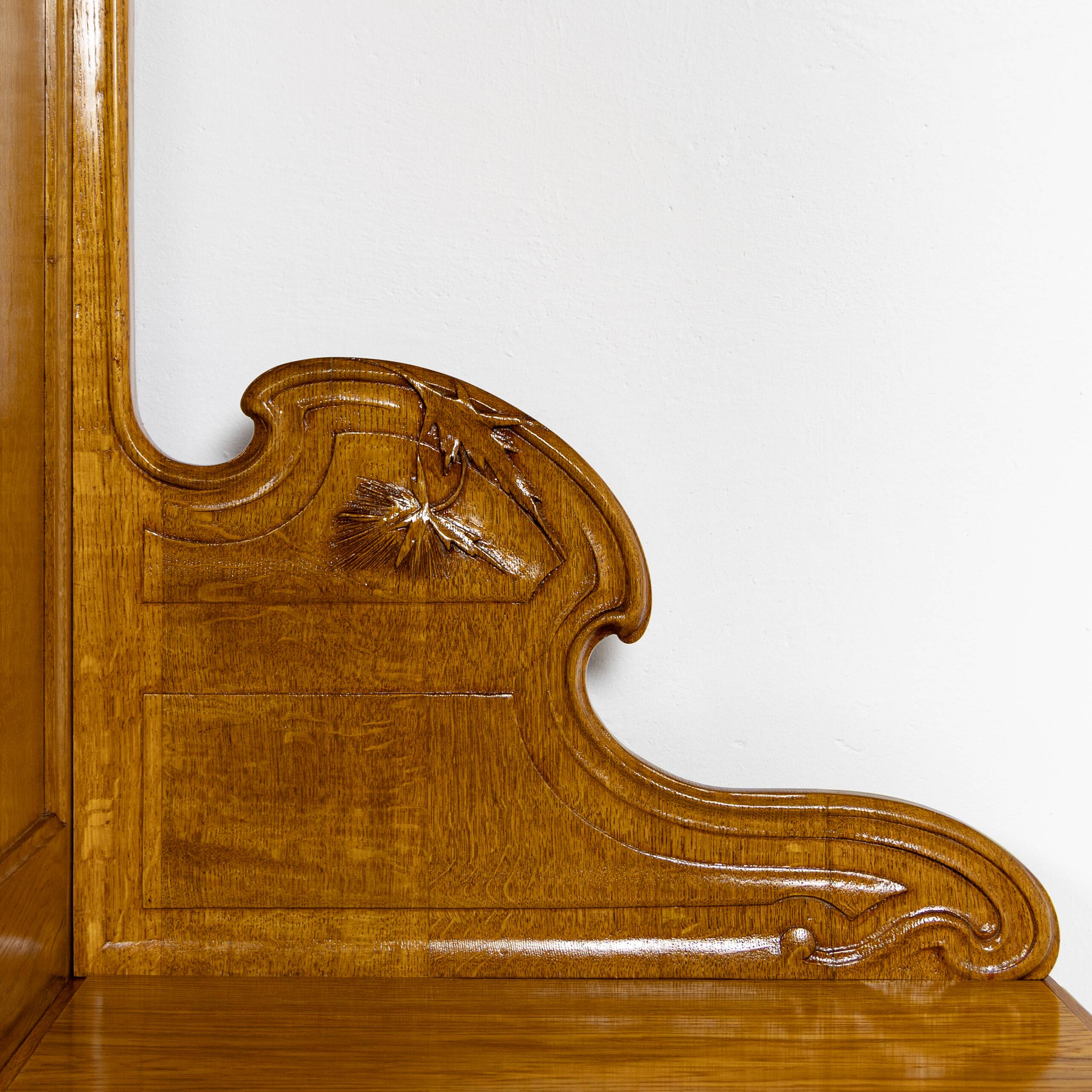Large Art Nouveau linen cupboard in oak and mirror - 1900-1920