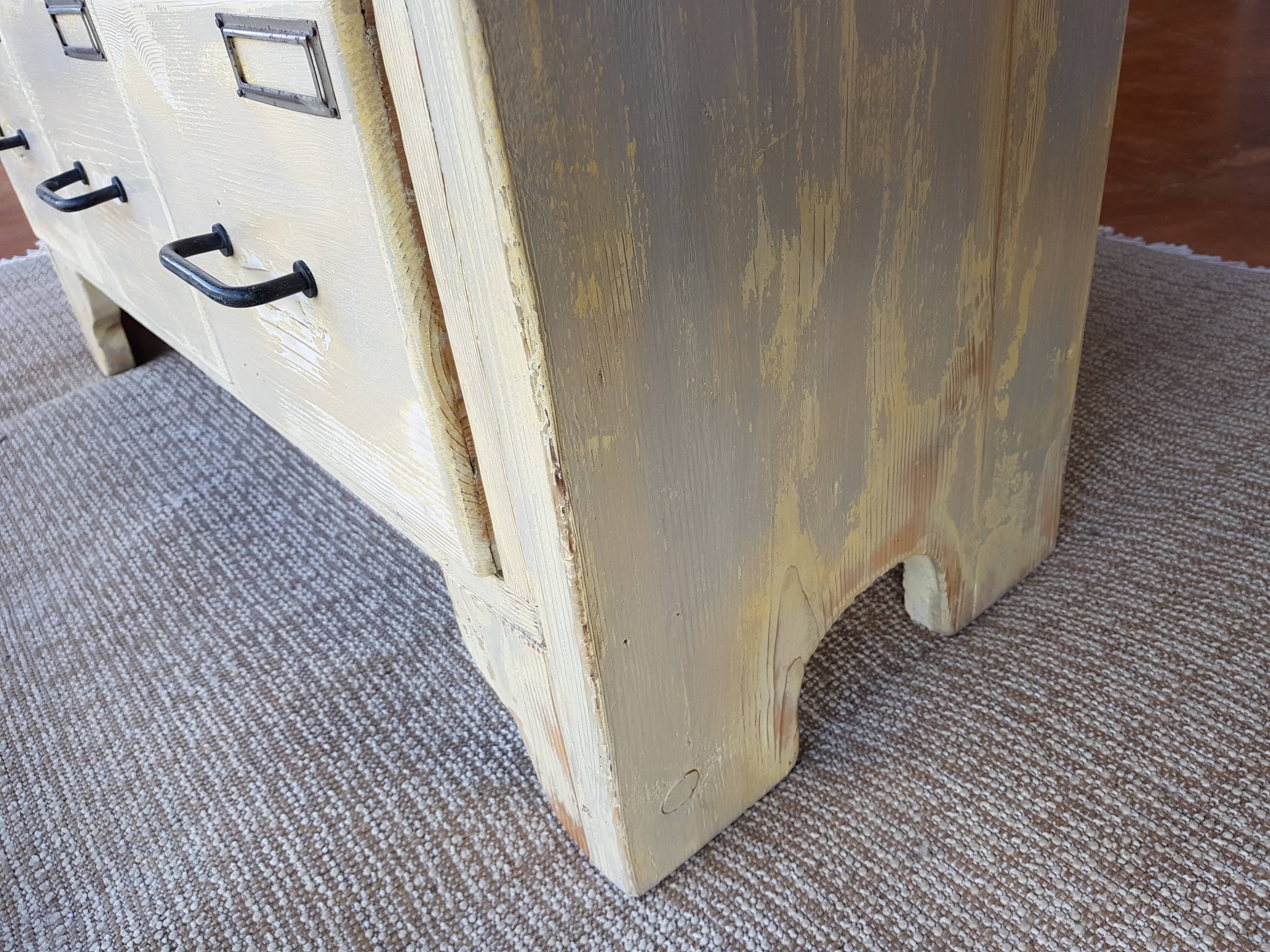 Old-trade furniture with "Grainetier" drawers