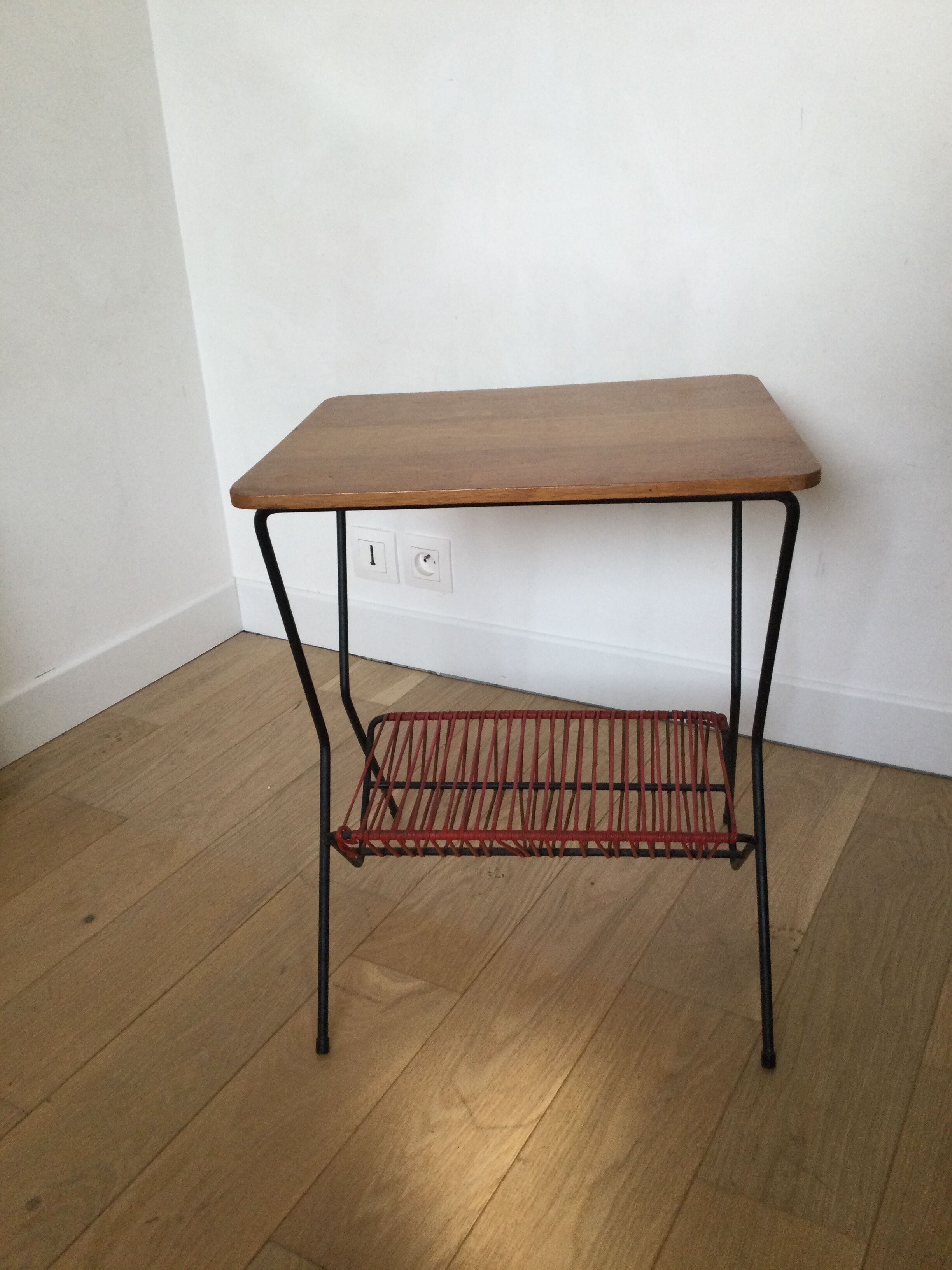 Table bois années 50 avec range vinyles et revues scoubidou