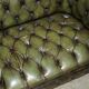 Canapé Chesterfield cuir rénové style Regency années 1950