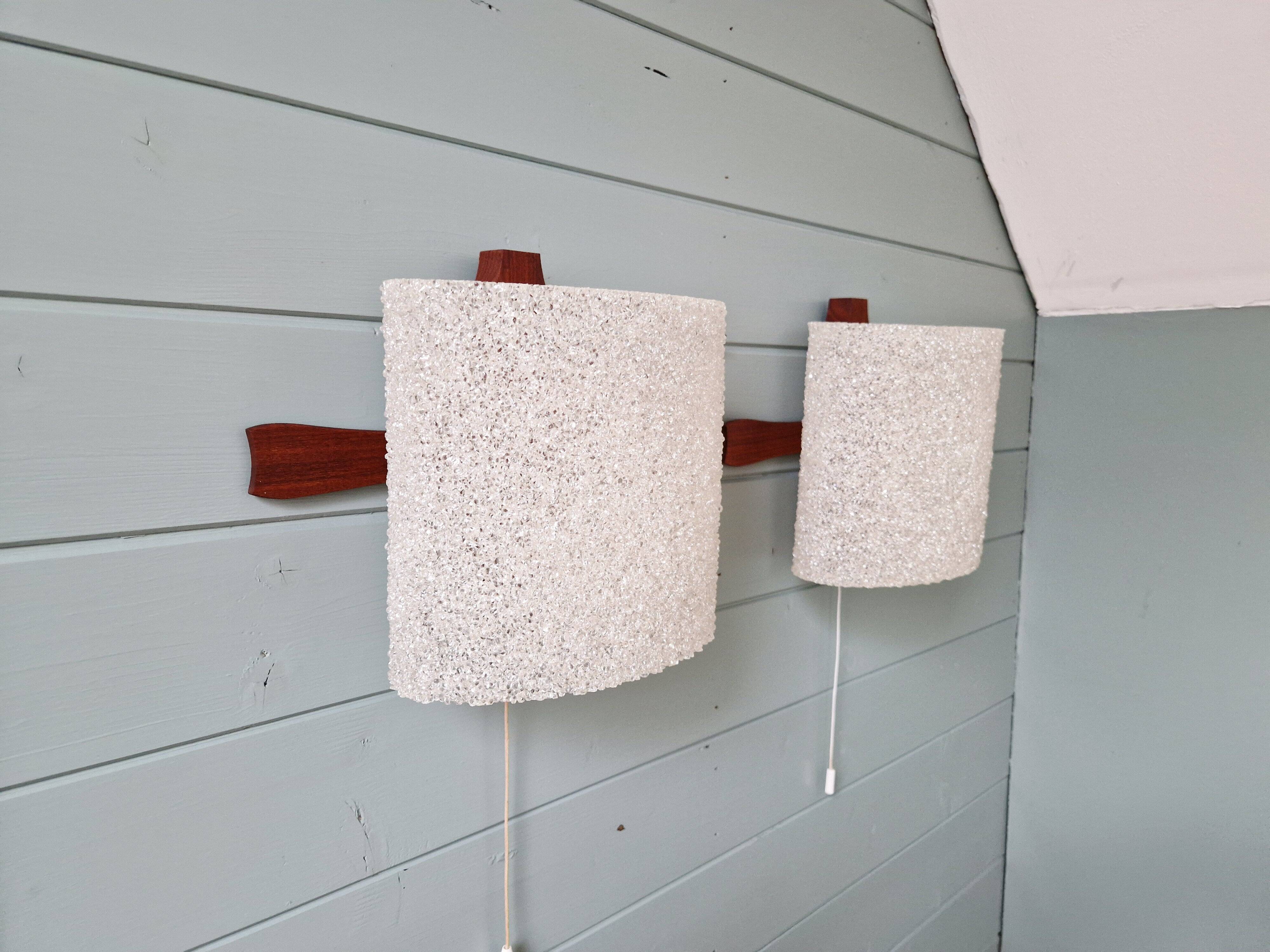 Pair of Scandinavian wall sconces in teak and plastic resin, 1960.