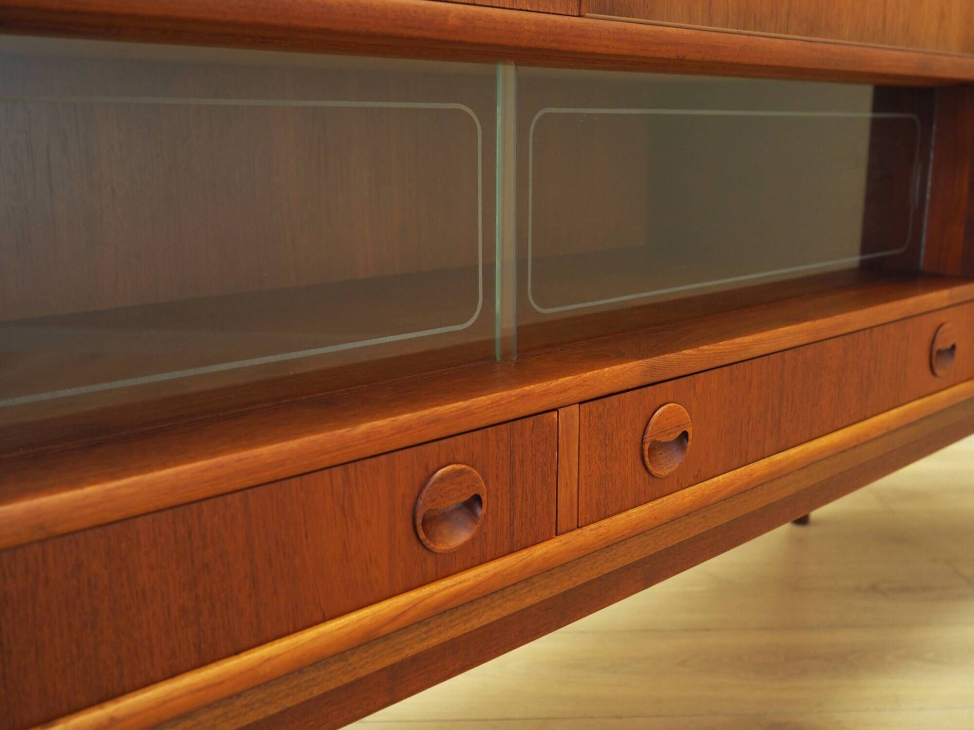 Buffet haut en teck, design danois, années 1970, production : Danemark