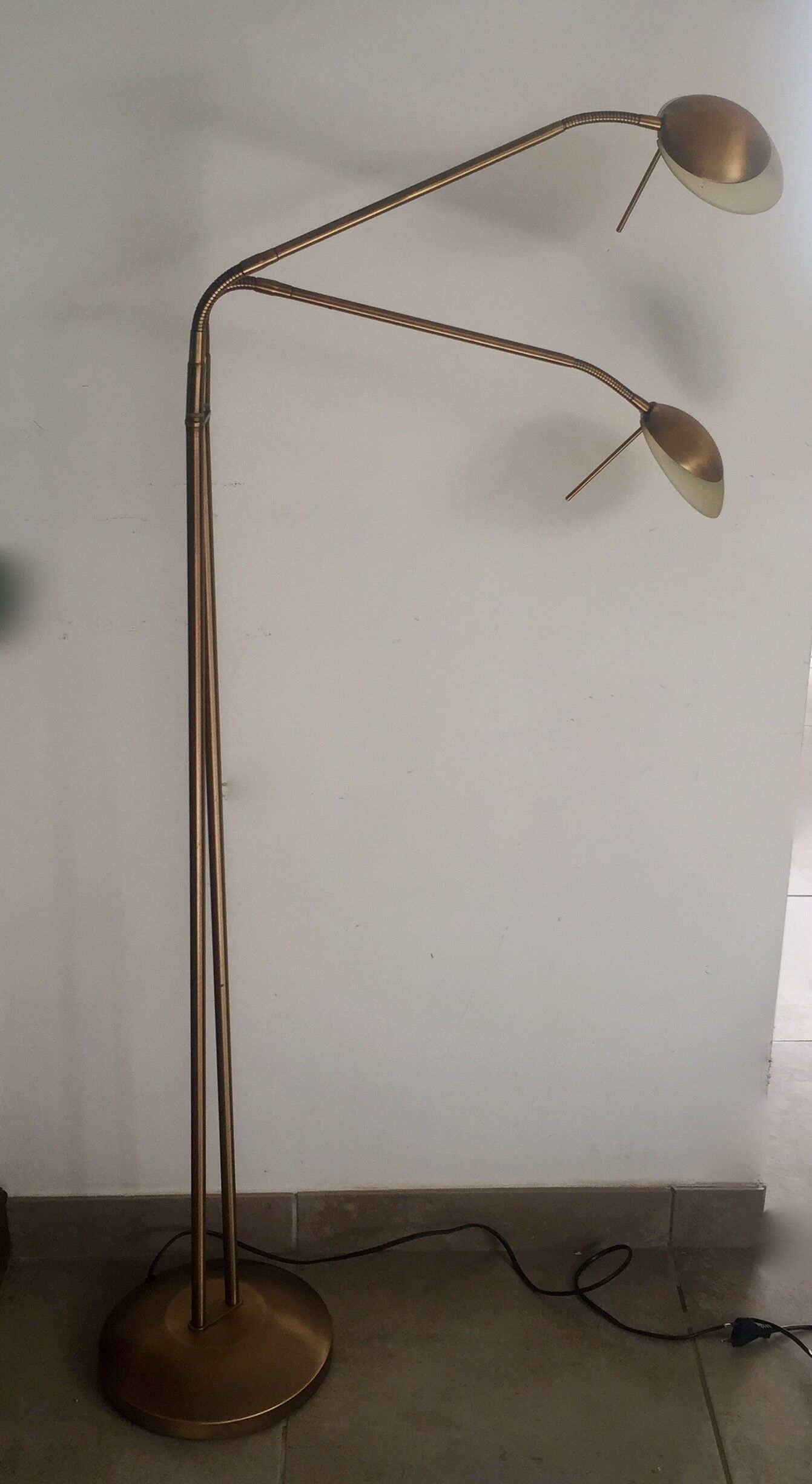 Vintage reader lamppost with 2 flexible arms