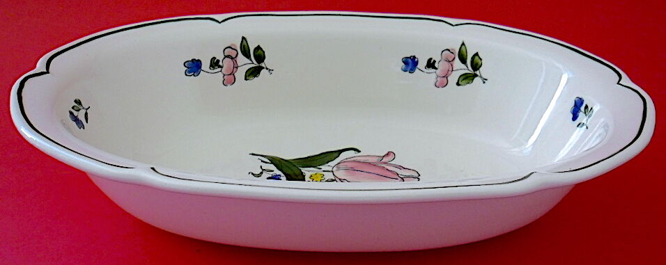 Légumier oblong en faïence polychrome vernissée à décor floral