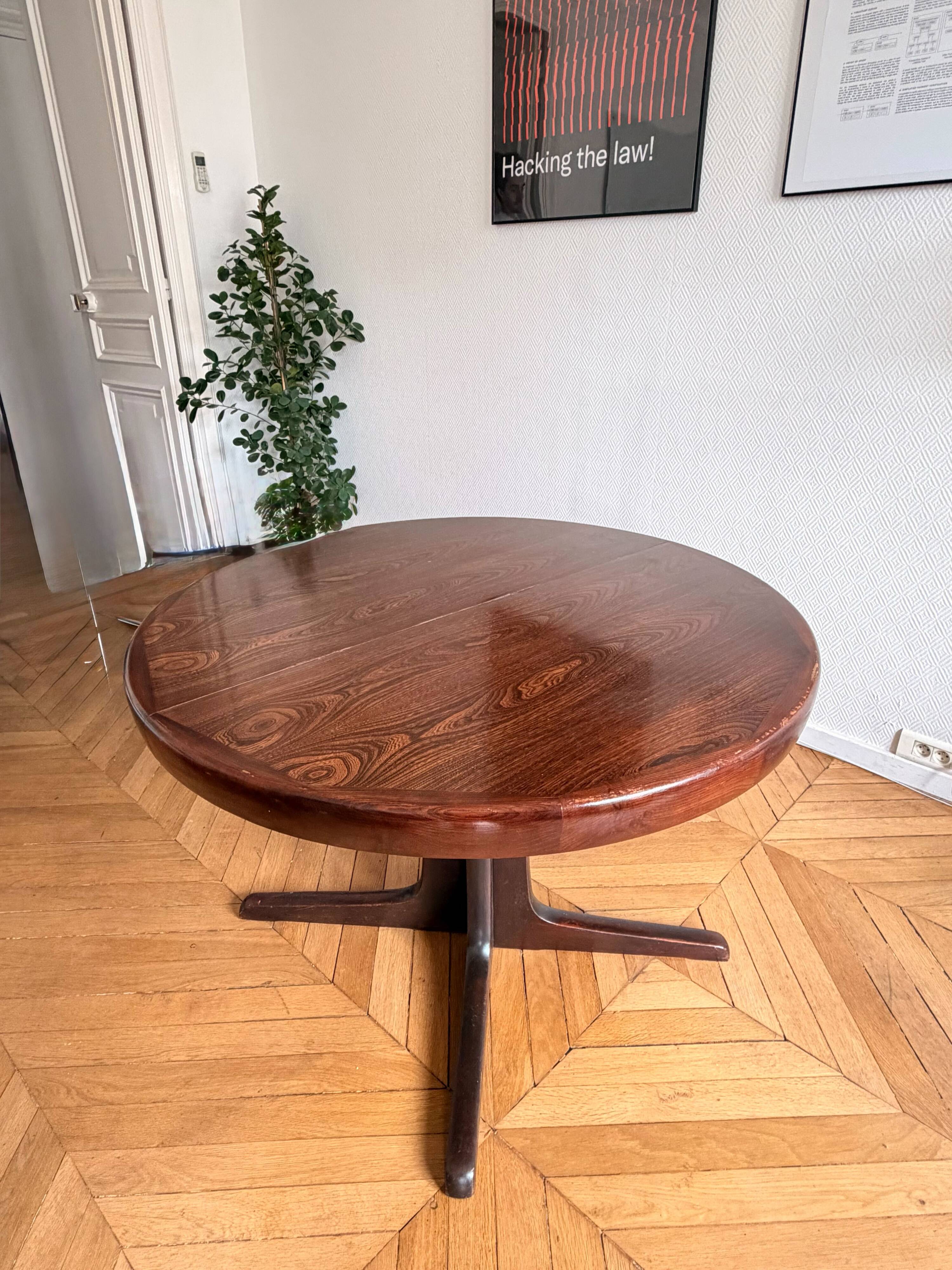 Baumann extendable round table for 4 to 8 people
