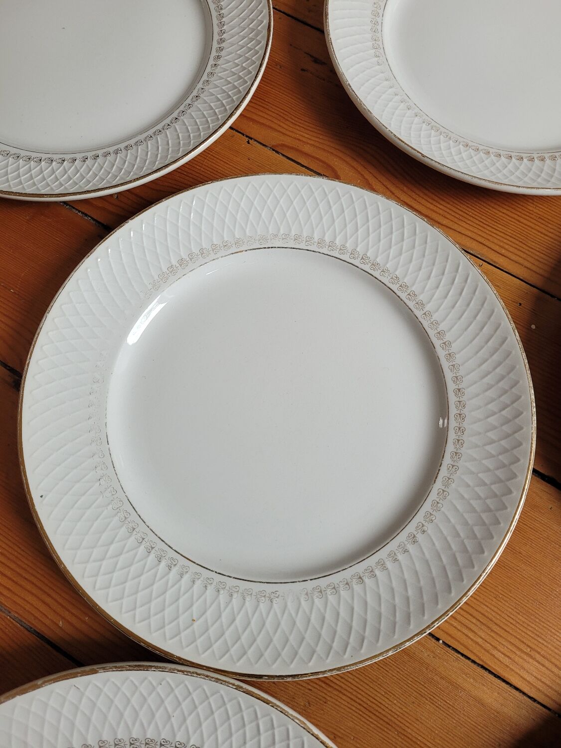 Set of 8 L'Eclat L'Amandinoise flat plates